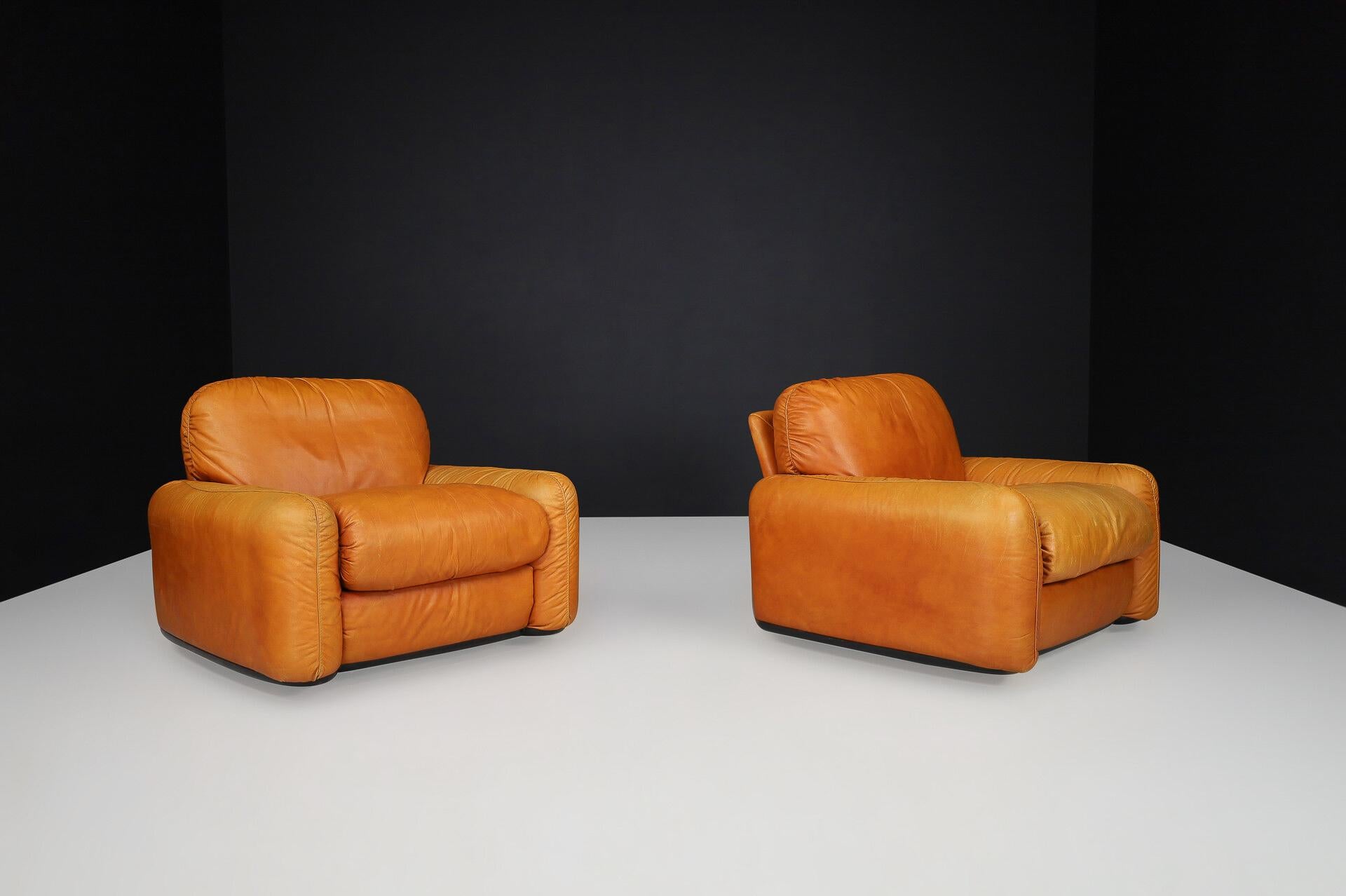 20th Century Mid-Century Modern Leather Lounge Chairs by Arrigo Arrigoni for Busnelli, Italy For Sale