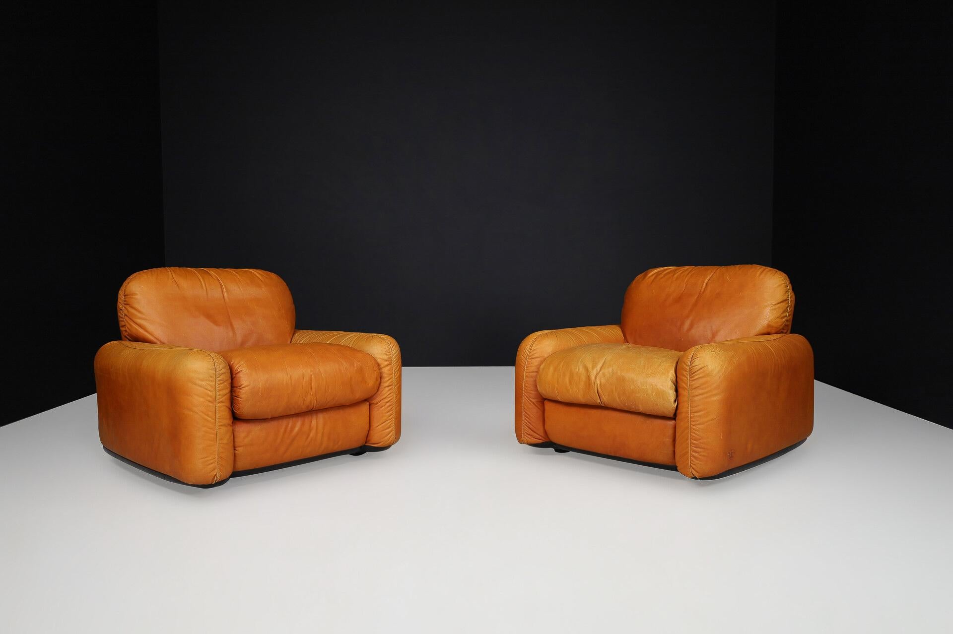 Mid-Century Modern Leather Lounge Chairs by Arrigo Arrigoni for Busnelli, Italy For Sale 1