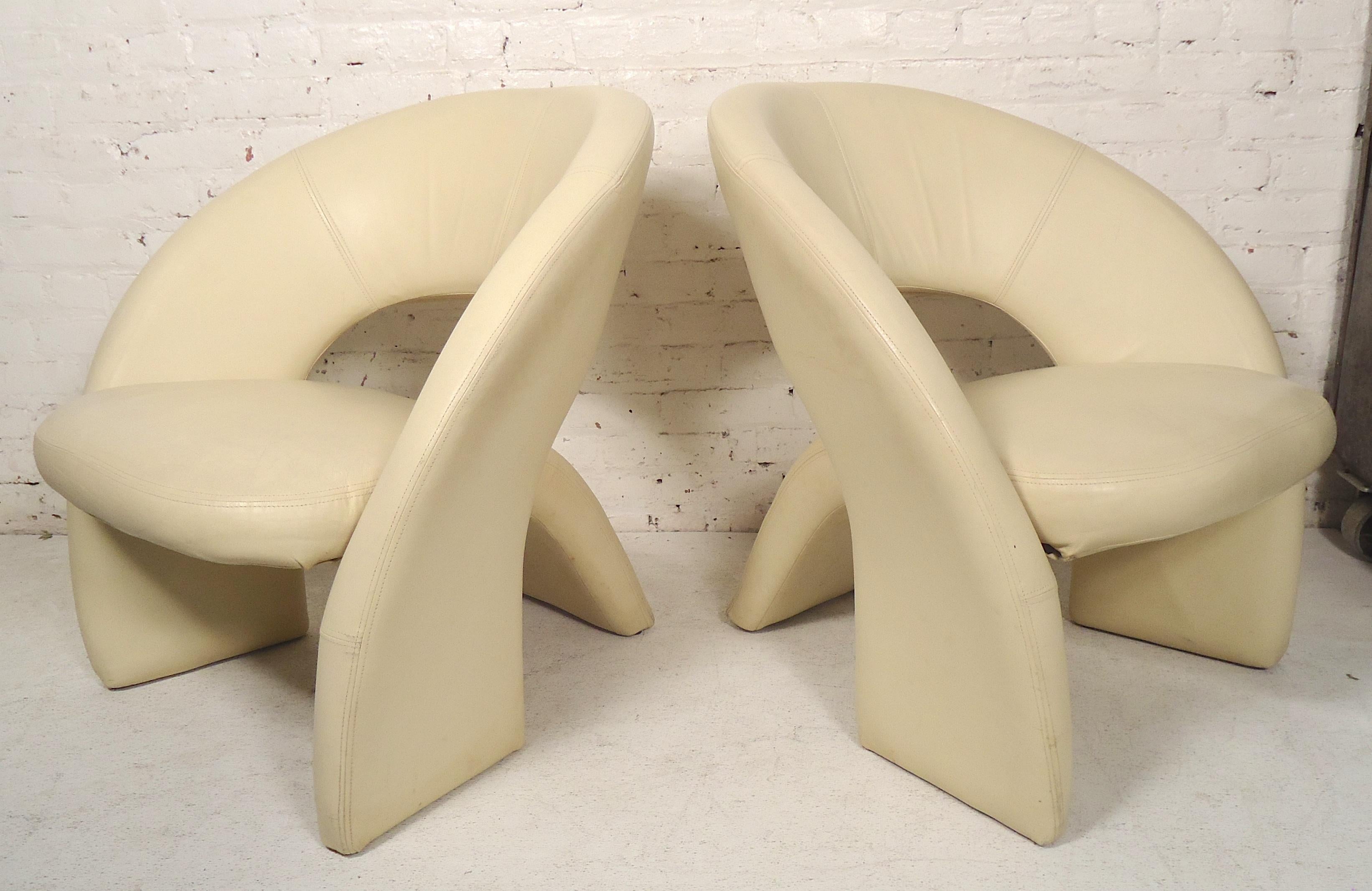 Mid-Century Modern Leather Lounge Chairs 1