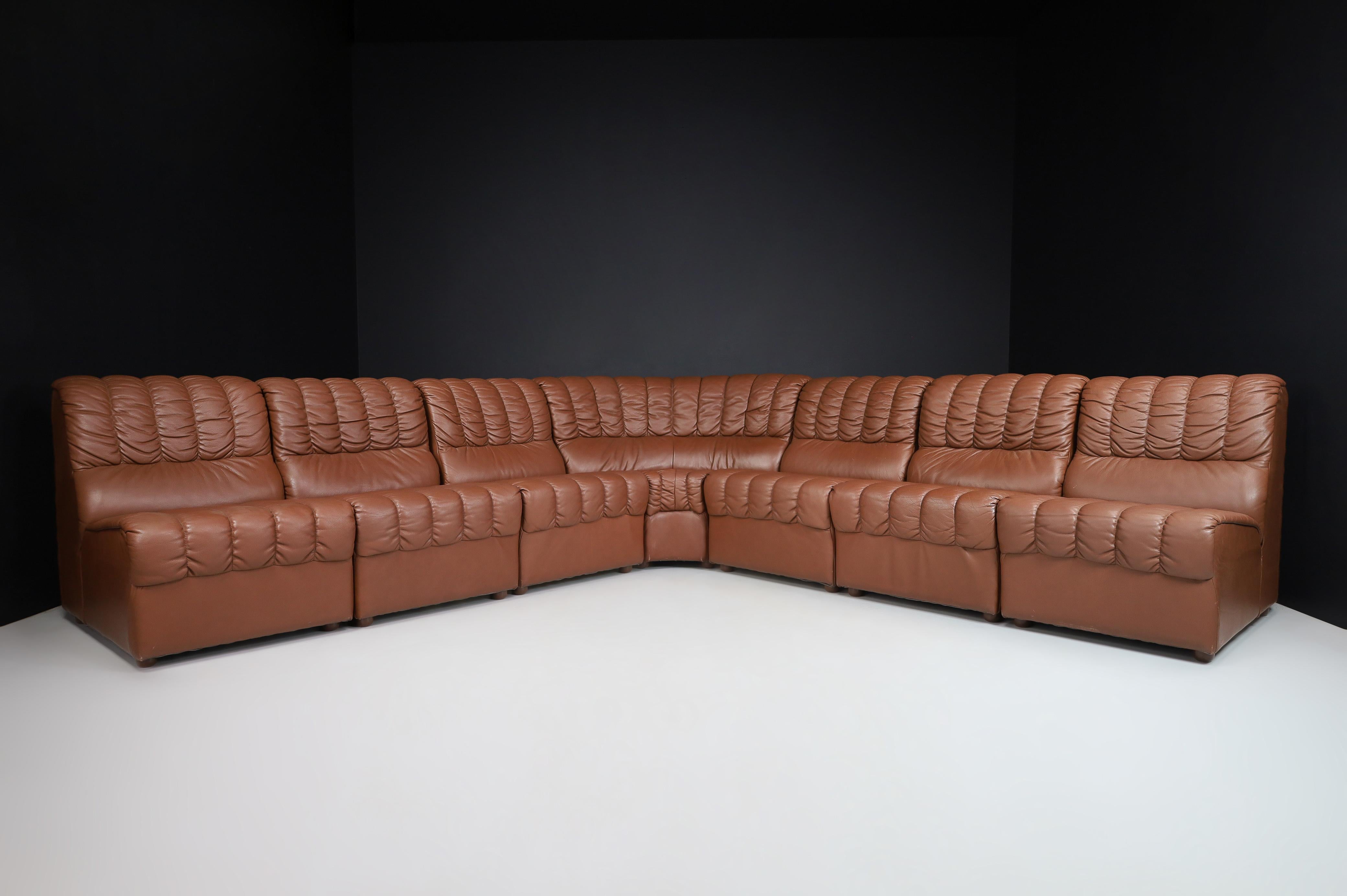 Mid-Century Modern sectional leather lounge sofa/living room set/7, Switzerland, 1970s 

Mid-Century Modern sectional leather lounge sofa/living room set of seven seats manufactured and designed in Switzerland 1970s. It is in beautiful vintage