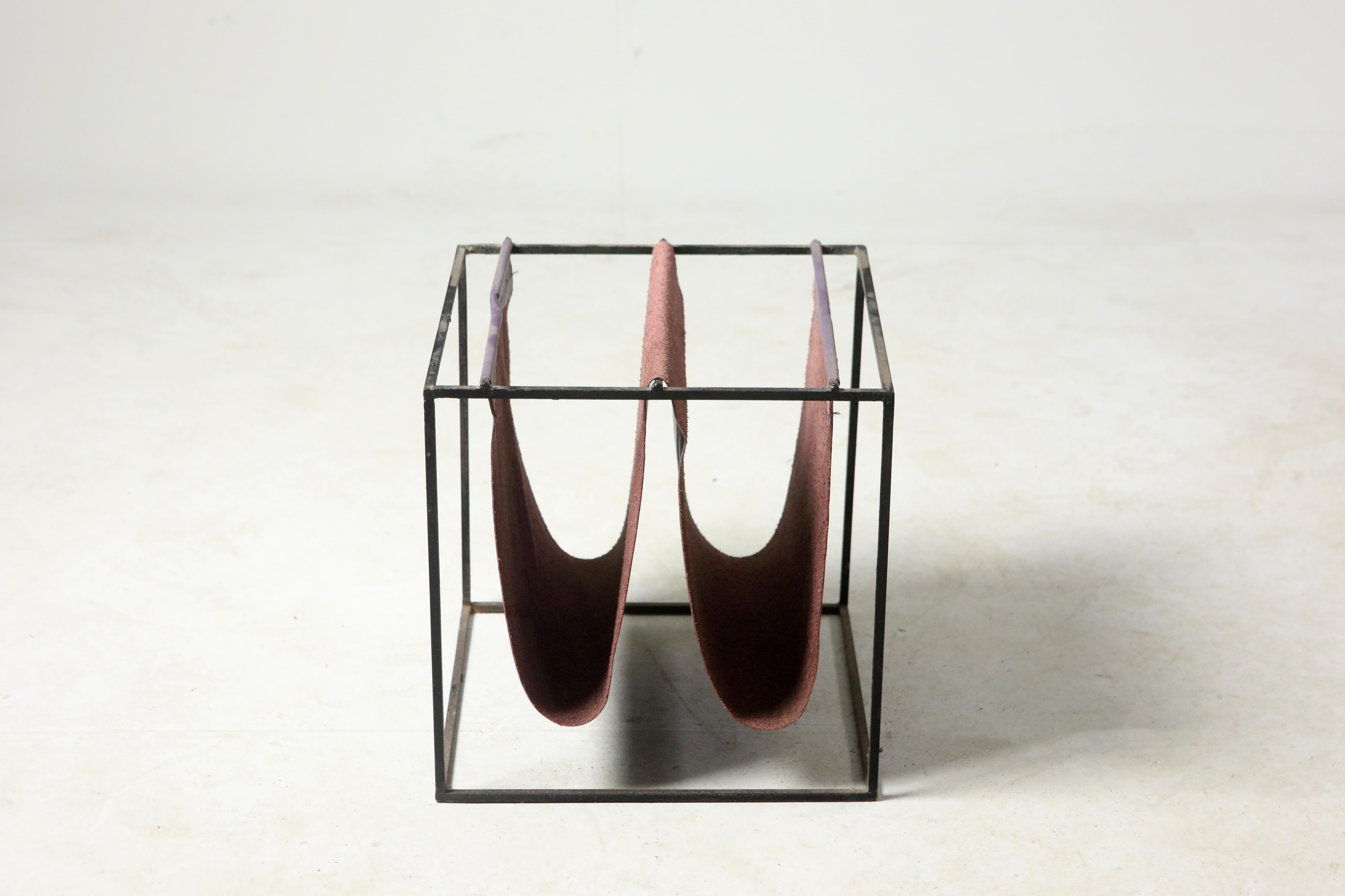 Mid-Century Modern leather magazine rack or stand by Jorge Zalszupin, Brazil 1960s.

This magazine rack is a 1960s creation by the Brazilian designer Jorge Zalszupin. Consisting of a light structure in black painted iron, this piece is completed
