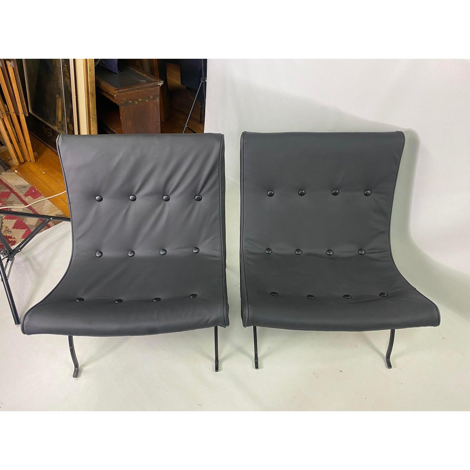 Paire de chaises en cuir Milo Baughman de style moderne du milieu du siècle. Les chaises ont été récemment recouvertes de cuir.