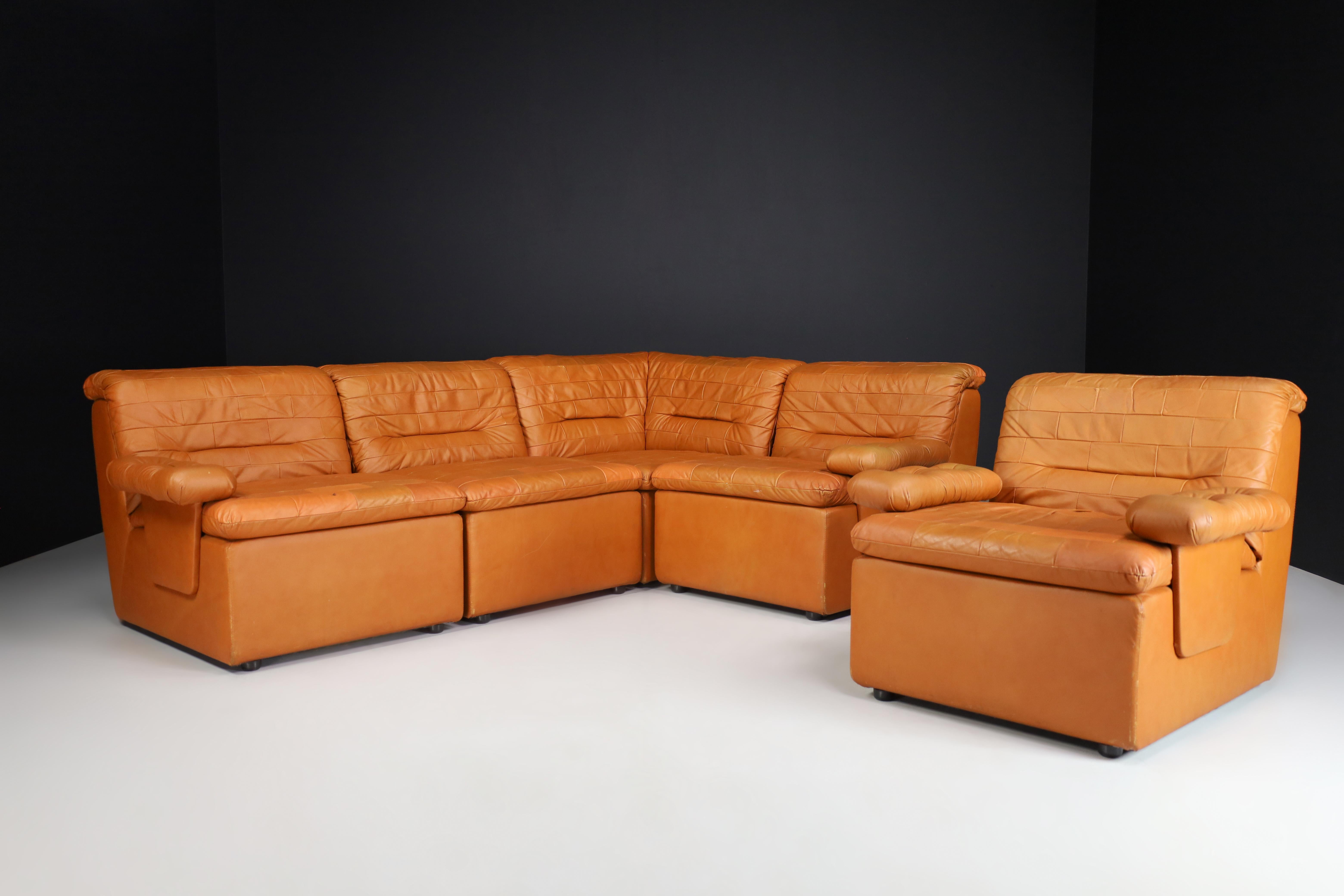 Mid-Century Modern Leder Patchwork Lounge Sofa/Wohnzimmer Set/5, Schweiz 1960er Jahre.

Mid-Century Modern Leder Patchwork Lounge Sofa/Wohnzimmer-Set hergestellt und entworfen in der Schweiz 1960er Jahre. Es ist in schönem Vintage-Zustand, mit