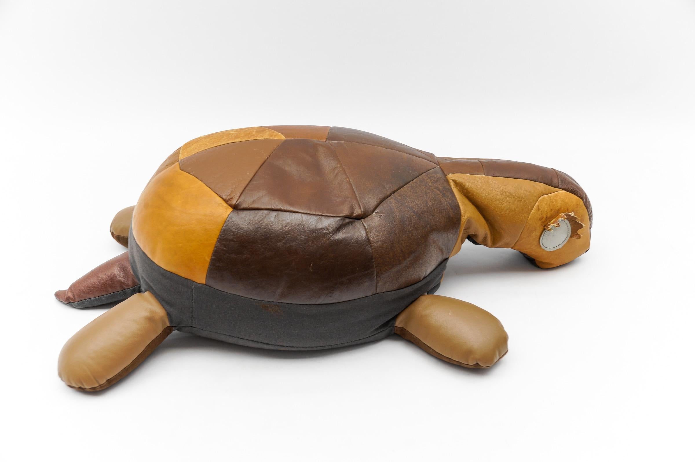 Mid-Century Modern Leather Patchwork Turtle Pouf, Switzerland 1960s In Good Condition For Sale In Nürnberg, Bayern
