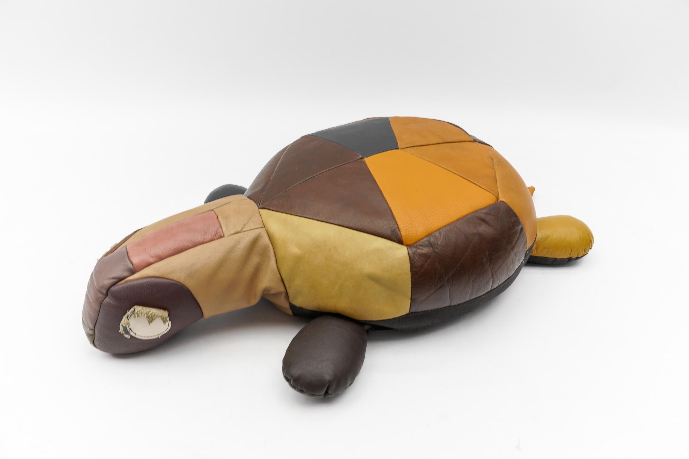 Mid-Century Modern Leather Patchwork Turtle Pouf, Switzerland 1960s In Good Condition For Sale In Nürnberg, Bayern