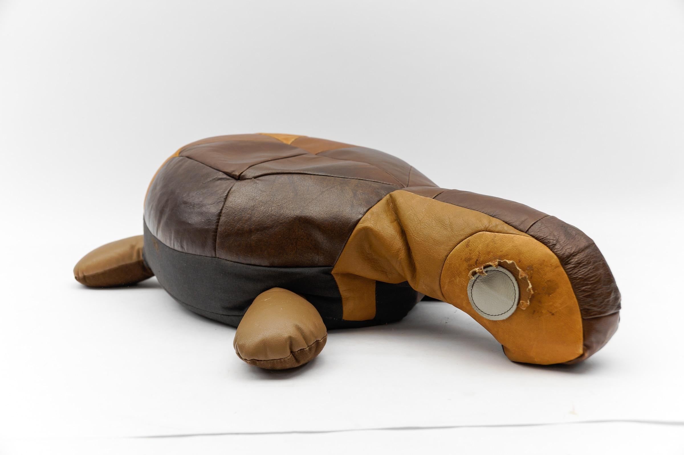 MY MODERN Leder Patchwork Schildkröte Pouf, Schweiz 1960er Jahre im Zustand „Gut“ im Angebot in Nürnberg, Bayern