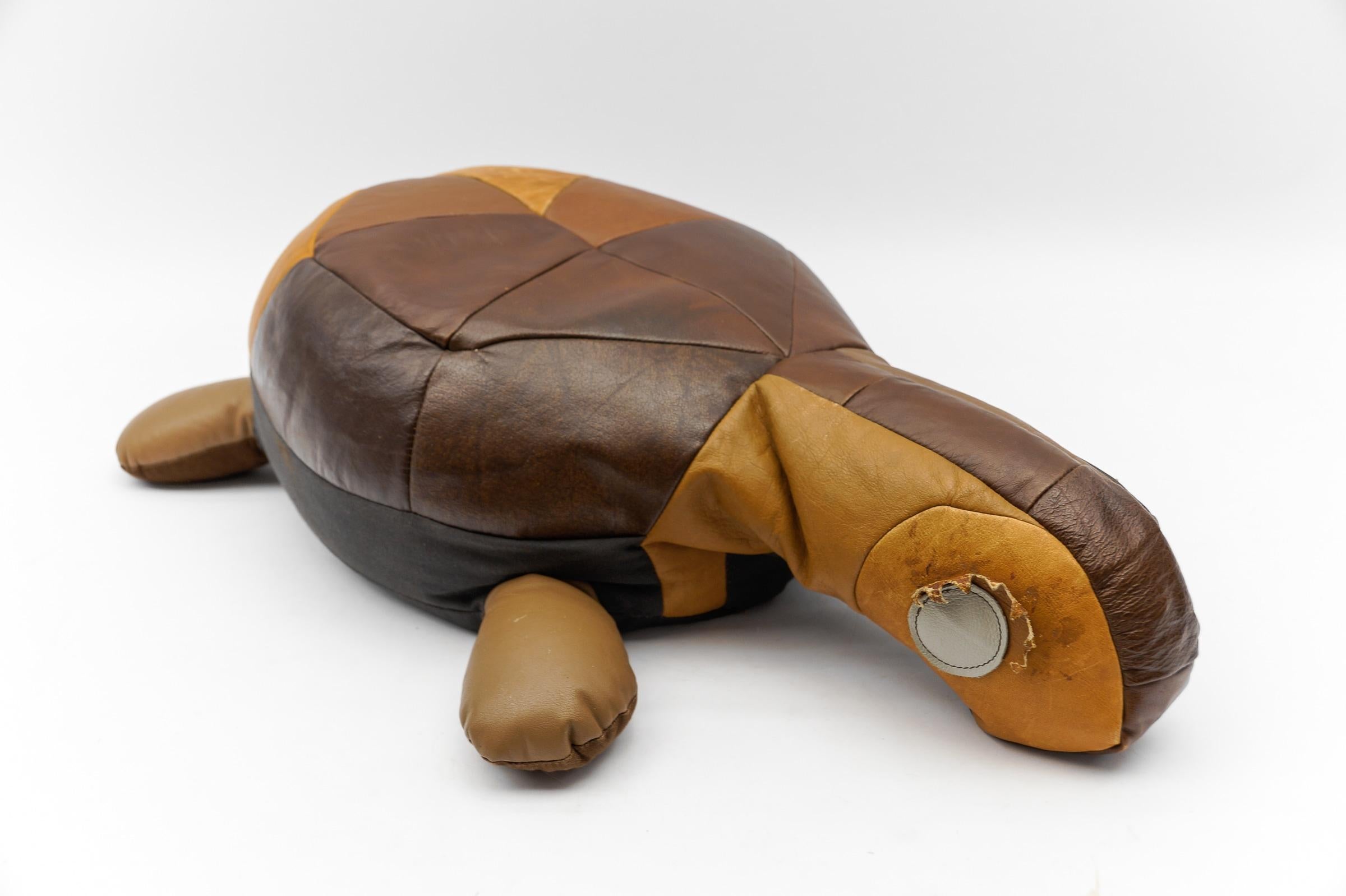 MY MODERN Leder Patchwork Schildkröte Pouf, Schweiz 1960er Jahre (Mitte des 20. Jahrhunderts) im Angebot