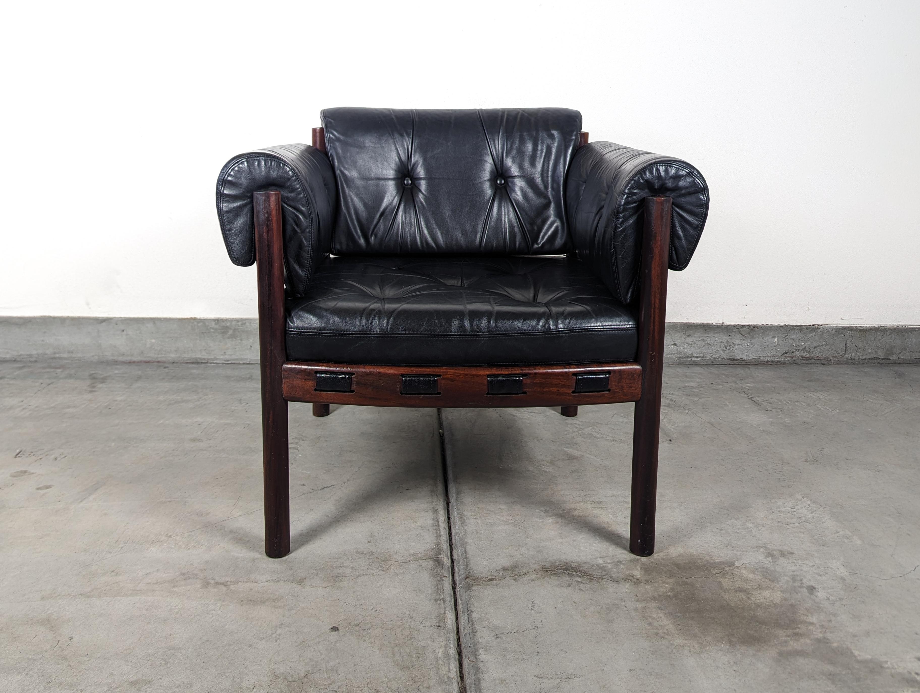 Mid-Century Modern Chaise longue moderne du milieu du siècle dernier en cuir et palissandre d'Arne Norell, vers les années 1960 en vente