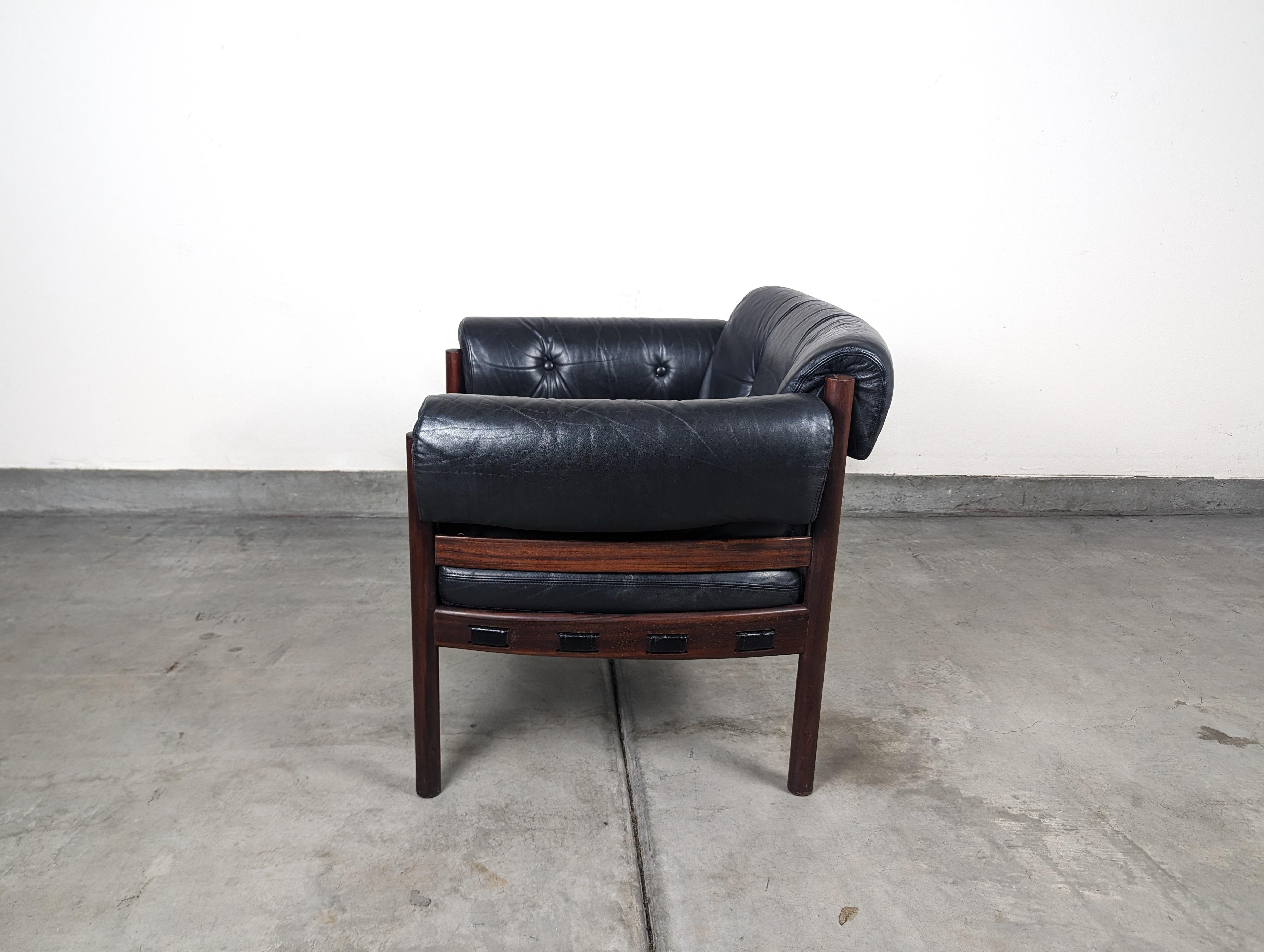 Cuir Chaise longue moderne du milieu du siècle dernier en cuir et palissandre d'Arne Norell, vers les années 1960 en vente