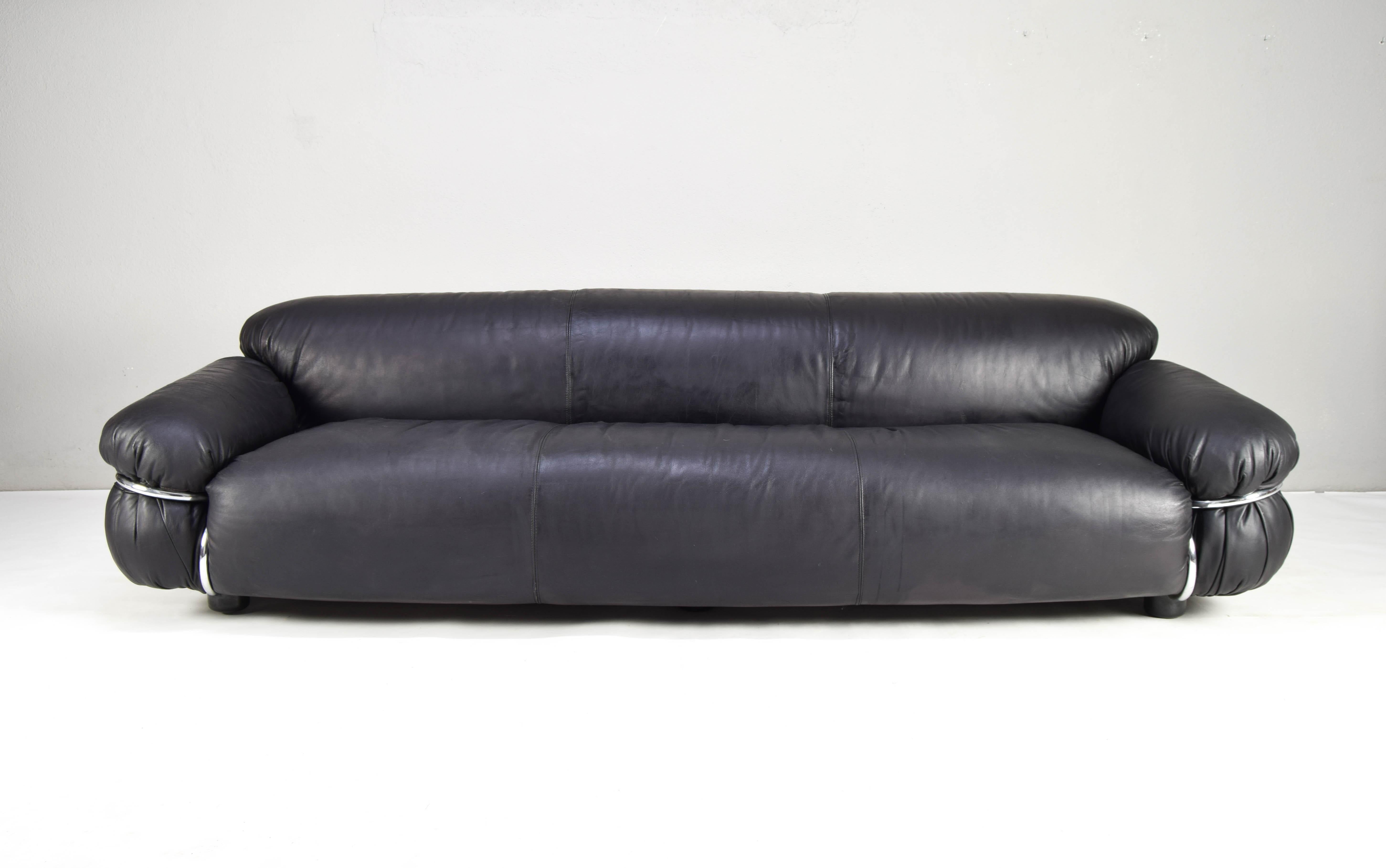 Italian Sesann sofa designed by Gianfranco Frattini for Casina in the 70s.
Body upholstered in black leather and chrome structure.
As detailed in the image of the armrest, the leather shows wear in that area but no breaks, it has been nurtured and
