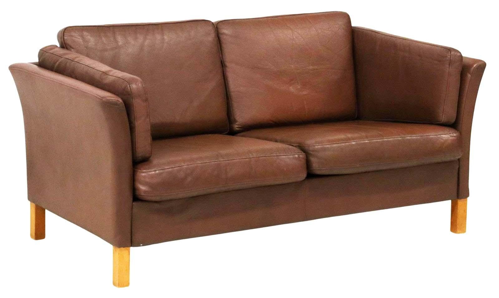 Dänisches zweisitziges Ledersofa aus der Mitte des Jahrhunderts, zugeschrieben Mogens Hansen, ca. 1960er Jahre. Dieses Sofa hat eine niedrige Rückenlehne, leicht gerollte Armlehnen, abnehmbare Formkissen und steht auf Blockbeinen. Die Polsterung