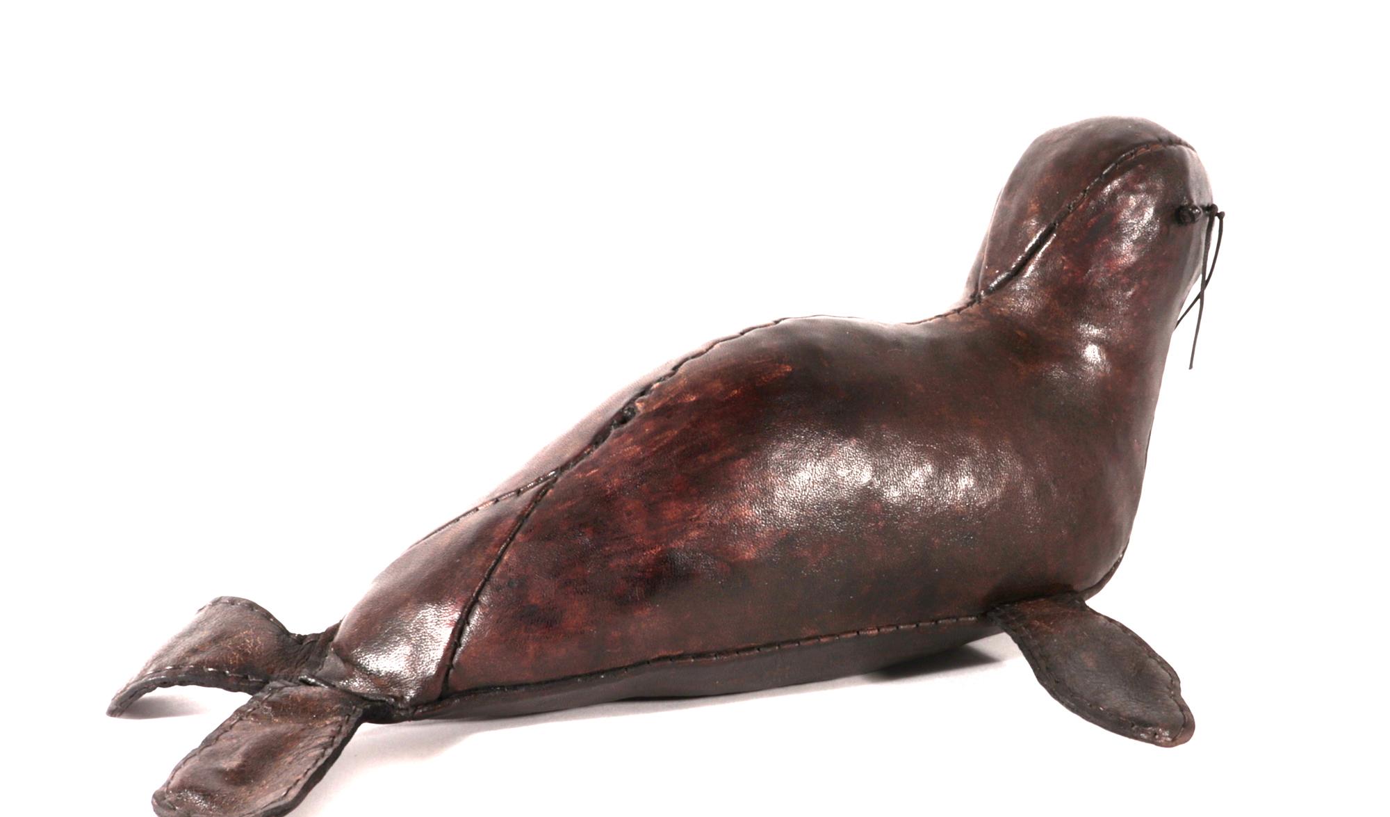 Petit modèle de sceau en cuir moderne du milieu du siècle dernier Bon état - En vente à Downingtown, PA