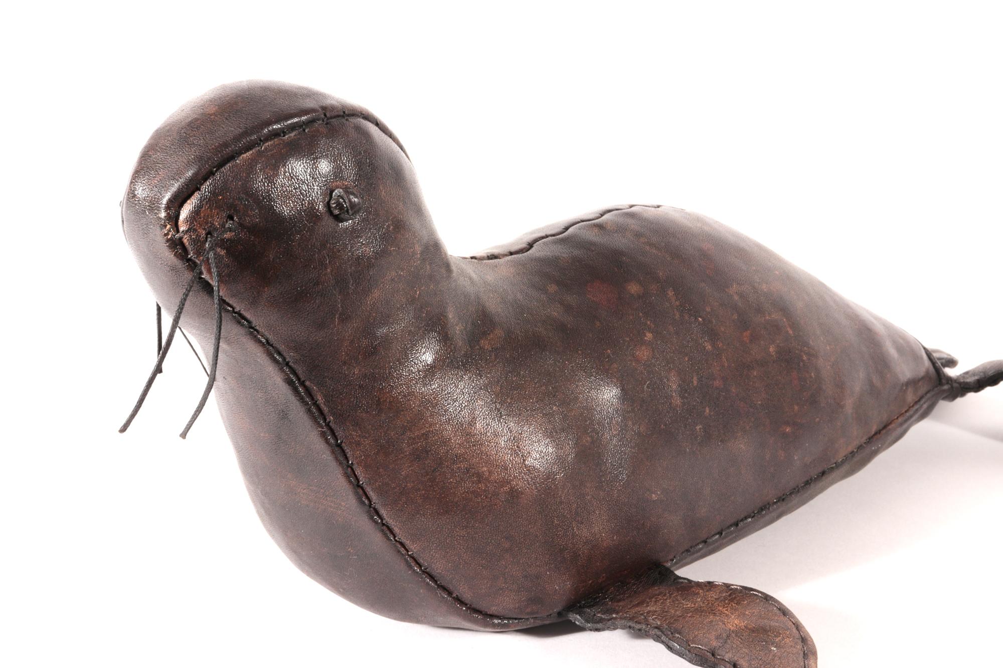 Petit modèle de sceau en cuir moderne du milieu du siècle dernier en vente 1