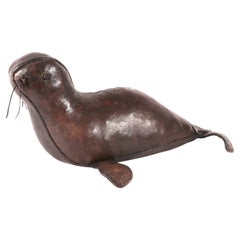 Modello di foca in pelle di piccole dimensioni della metà del secolo scorso