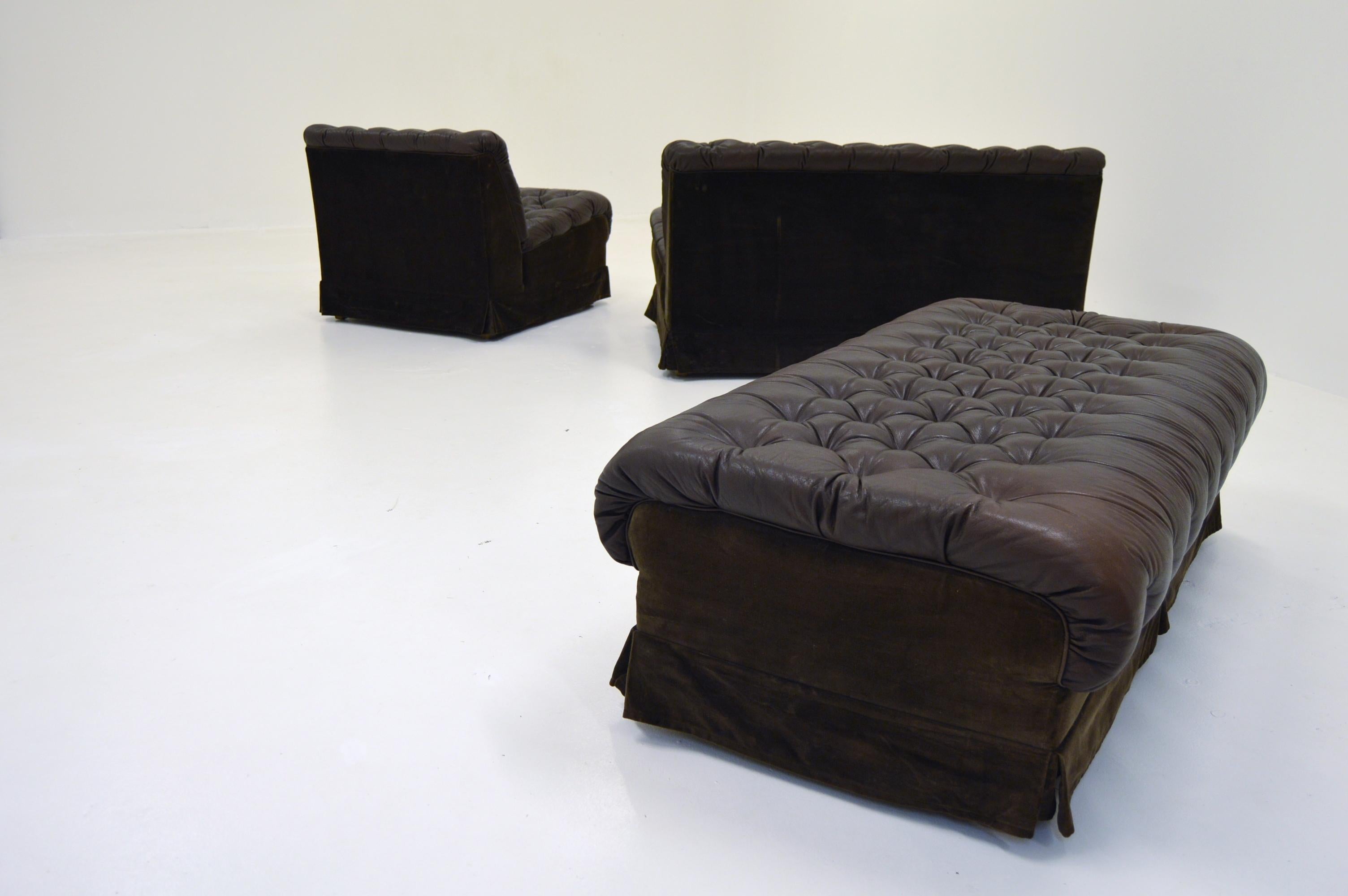 Set with one sofa, one chair and one foot stool.
Brown leather.
In the style of Vice Magstretti. This sofa is produced by DUX in Sweden around the 1970s.