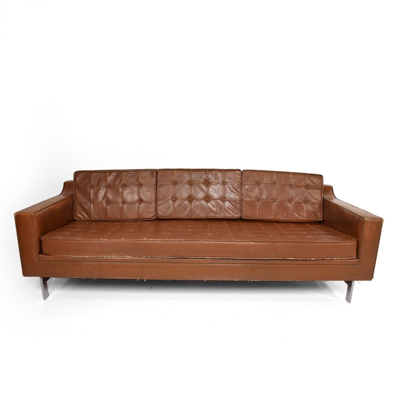 For your consideration, a Mid-Century Modern leather sofa, in the style of Knoll.
Brown leather with active cushions. Chrome-plated legs can be removed for safe and easy shipping.
Unmarked, no label present.
Original vintage condition. Wear,