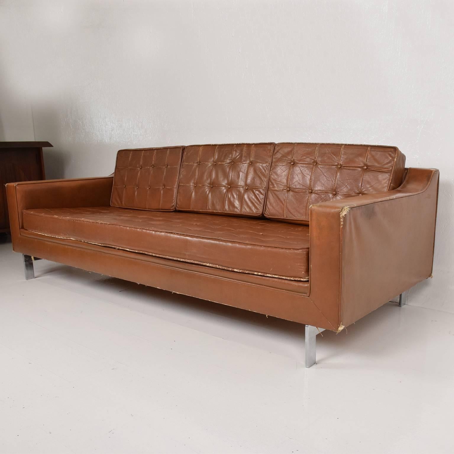Mid-Century Modern Leather Sofa in the Style of Knoll 3