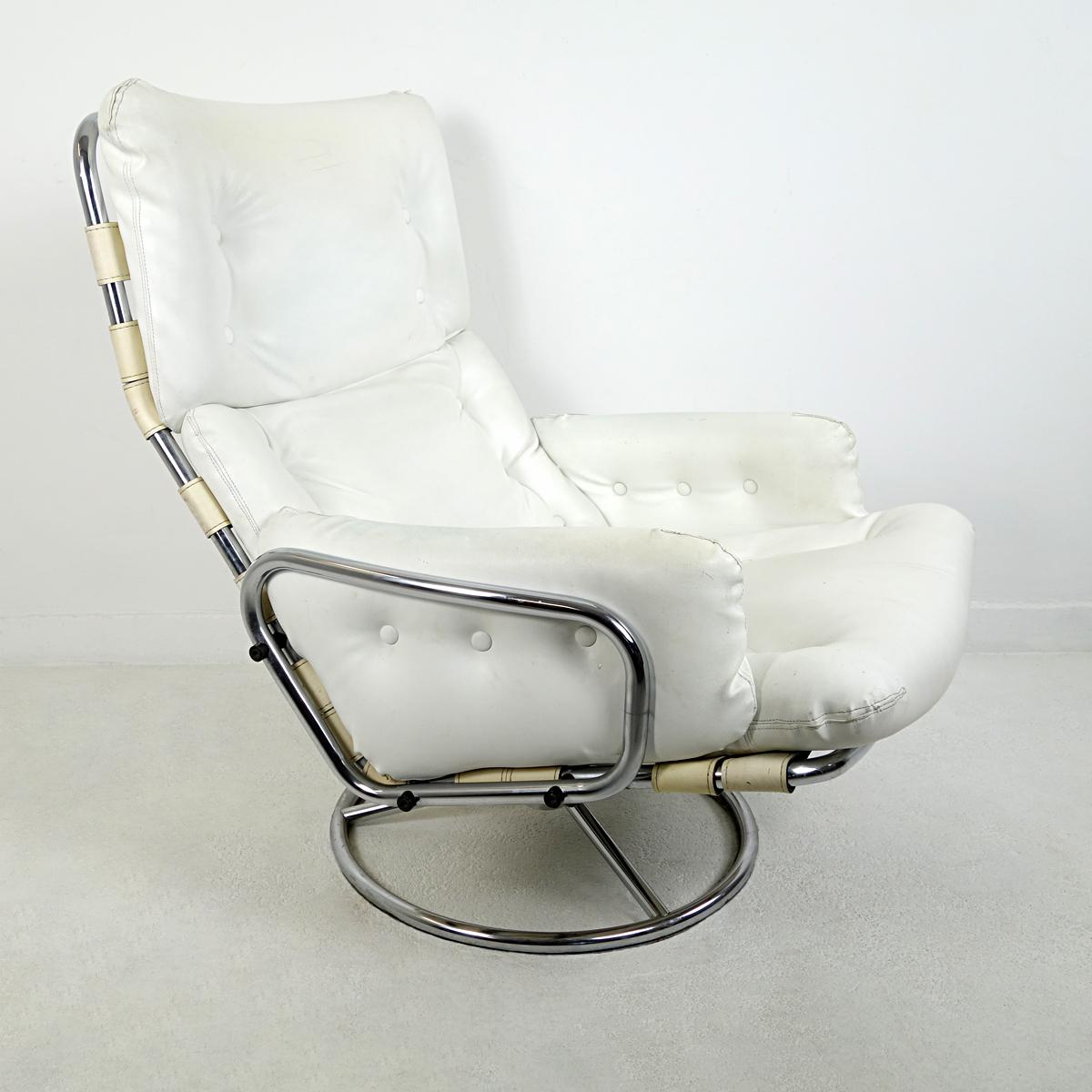 The Tanabe armchair was designed by Martin Visser in the 1960s for ’t Spectrum. 
It has a steel frame with leather straps on a steel swivel base. The straps are made of off-white colored leather. The seating is white leather.

      