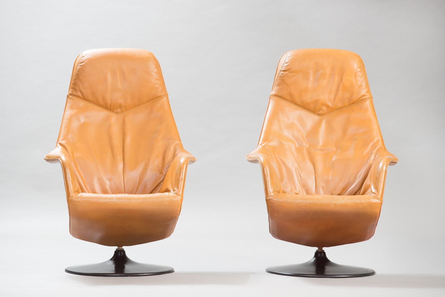 Scandinavian Modern Mid-Century Modern Leather Swivel Lounge Chairs, One Pair