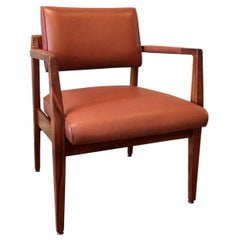 Sillón moderno de mediados de siglo de cuero y nogal de Jens Risom