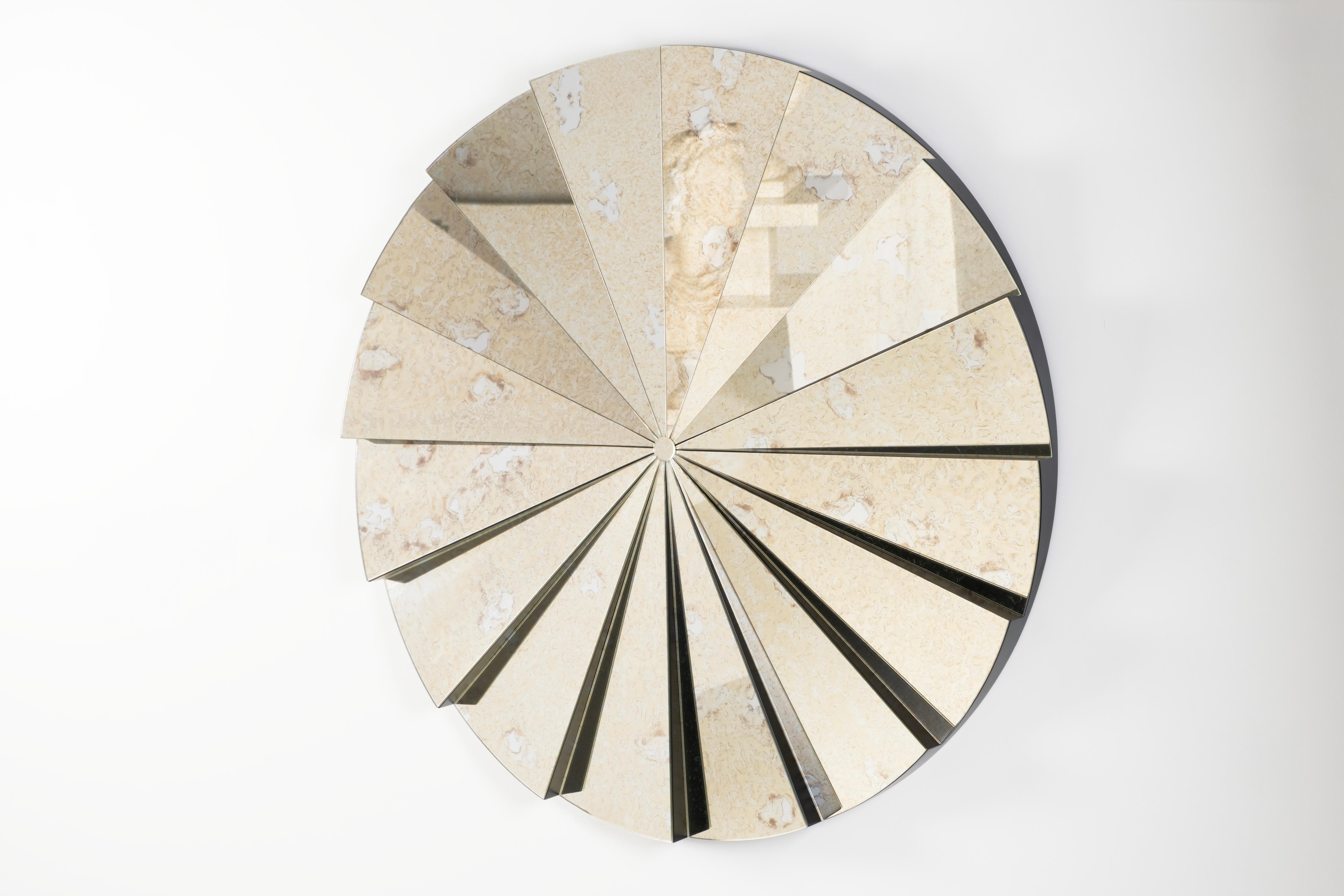 Espejo de pared Leque, moderno de mediados de siglo, colección Modern, hecho a mano en Portugal - Europa by Greenapple

El espejo de pared Leque captura el encanto intemporal del abanico de dama que inspiró su nombre, con sus formas inclinadas y sus