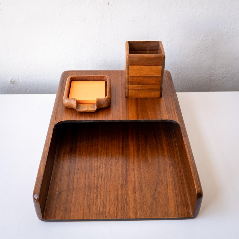 A high-quality solid beautifully grained walnut letter tray, pencil cup and post-it holder. Rounded smooth corners with a felt-lined bottom. USA, 1960s