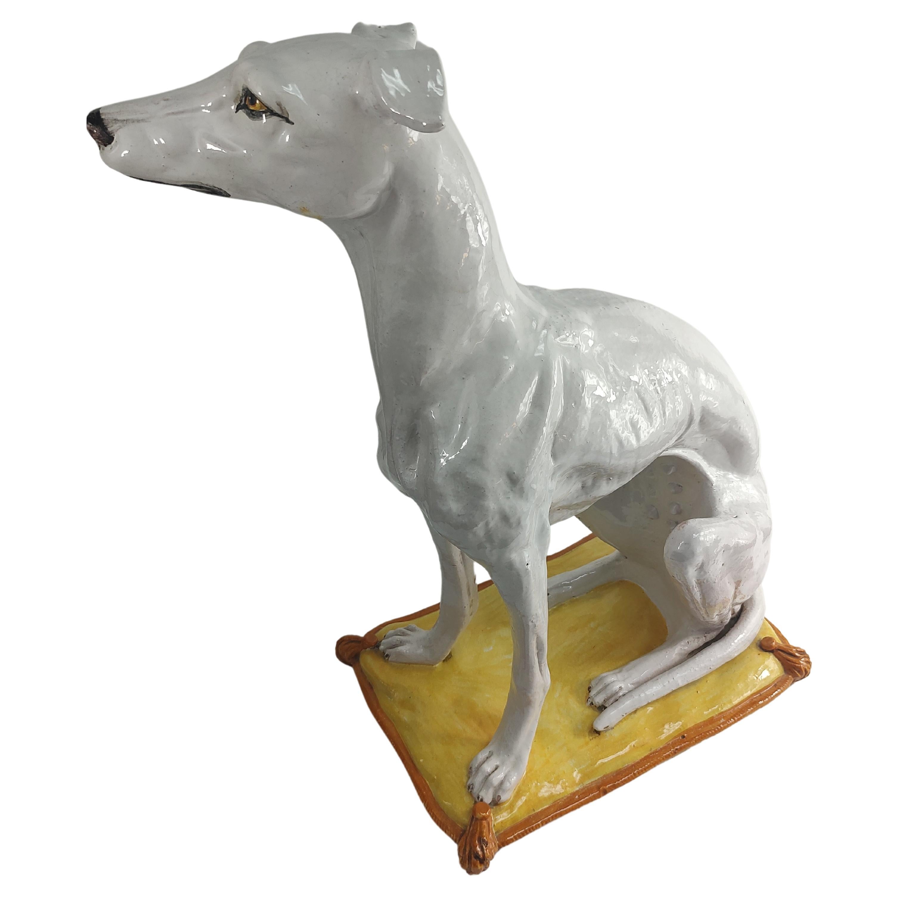 Mid Century Modern Life Size Porzellan-Skulptur eines sitzenden Whippet Hund Italien (Hollywood Regency) im Angebot