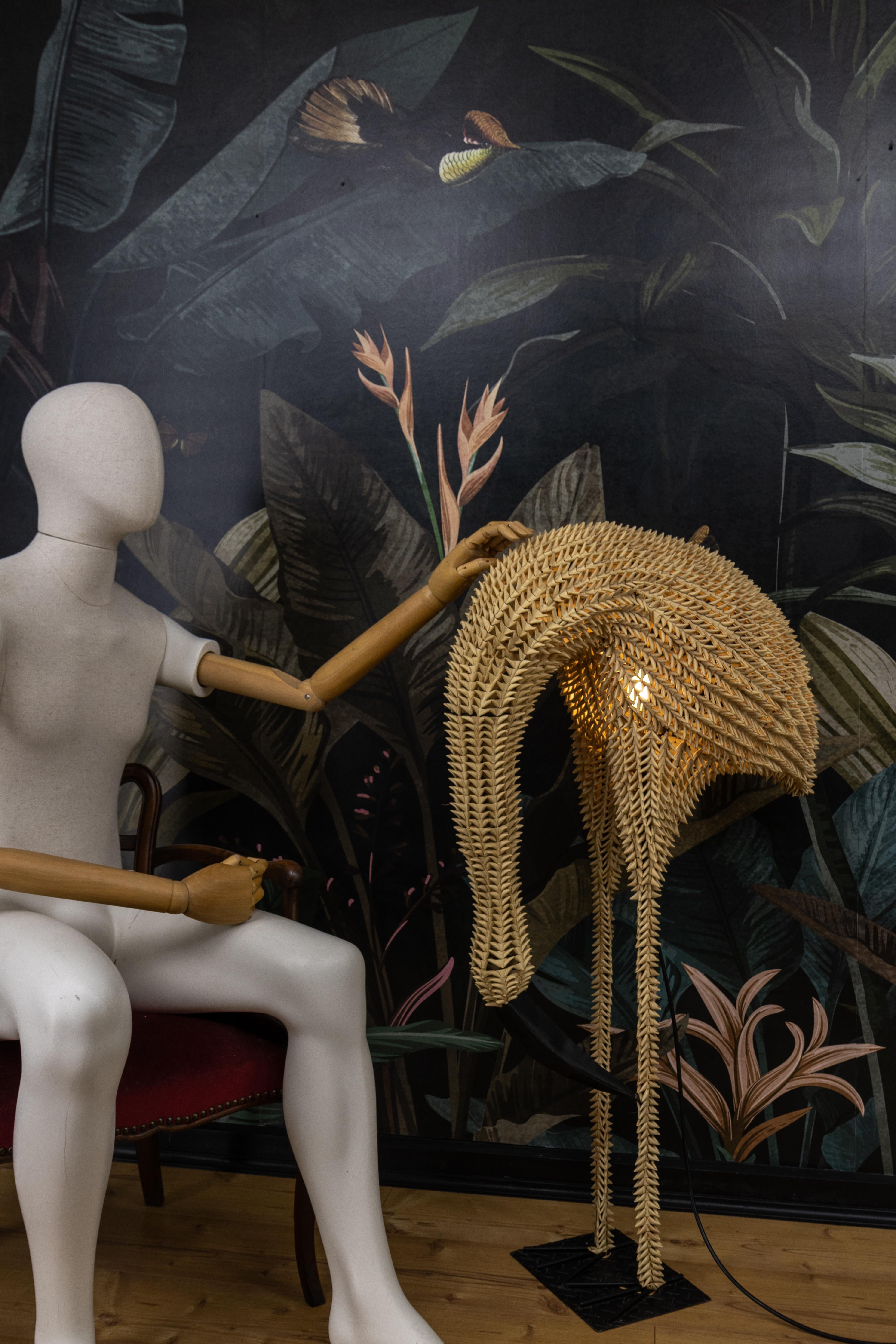 Lampada da terra a forma di uccello in rattan della metà del secolo scorso, 1960, europea in vendita 3