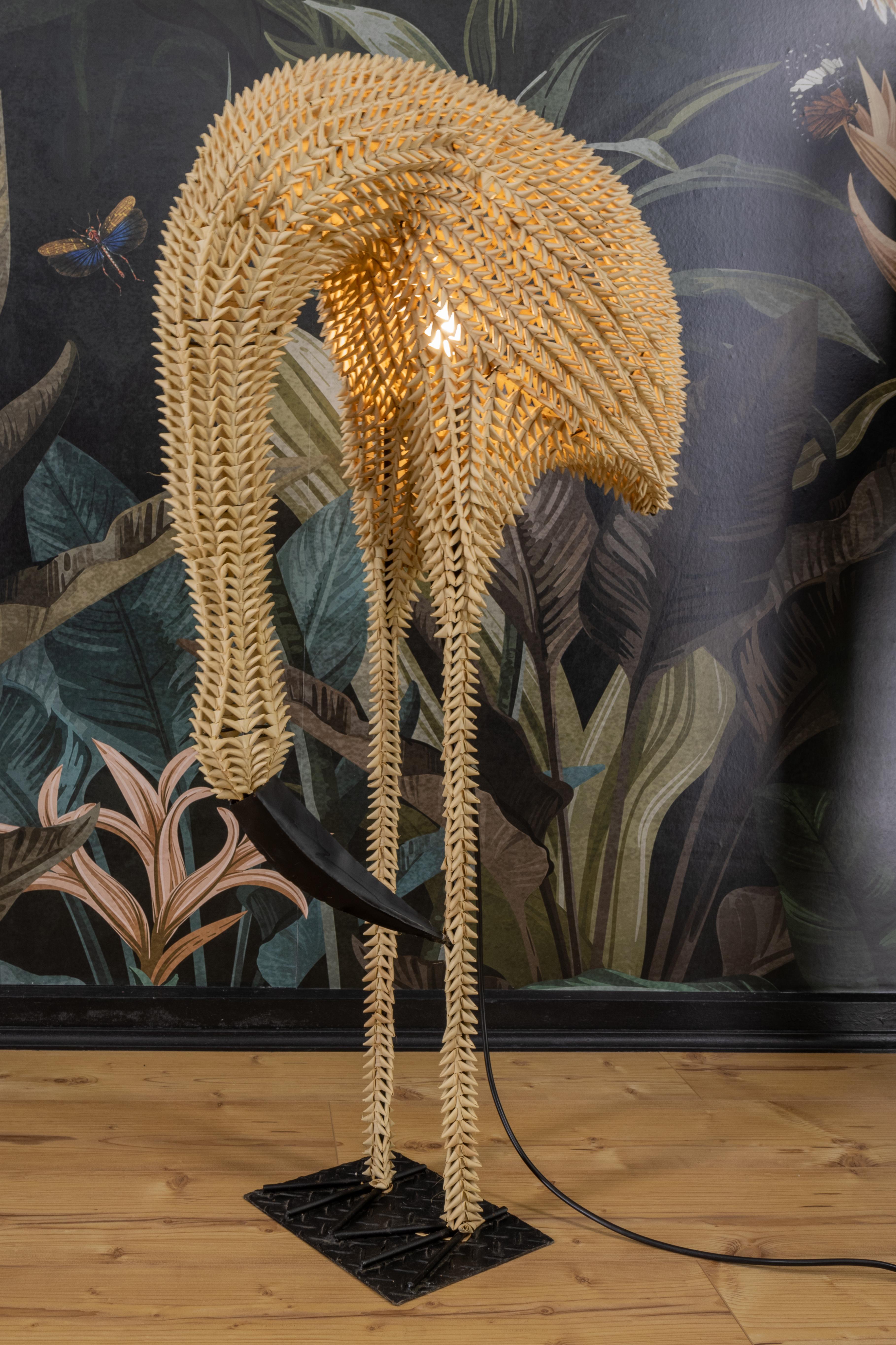 Rara lampada da terra a forma di uccello in rattan degli anni '60: un audace pezzo di metà secolo che unisce scultura e luce in uno stile europeo senza tempo.

Lampada da terra moderna di metà secolo a forma di uccello a grandezza naturale,