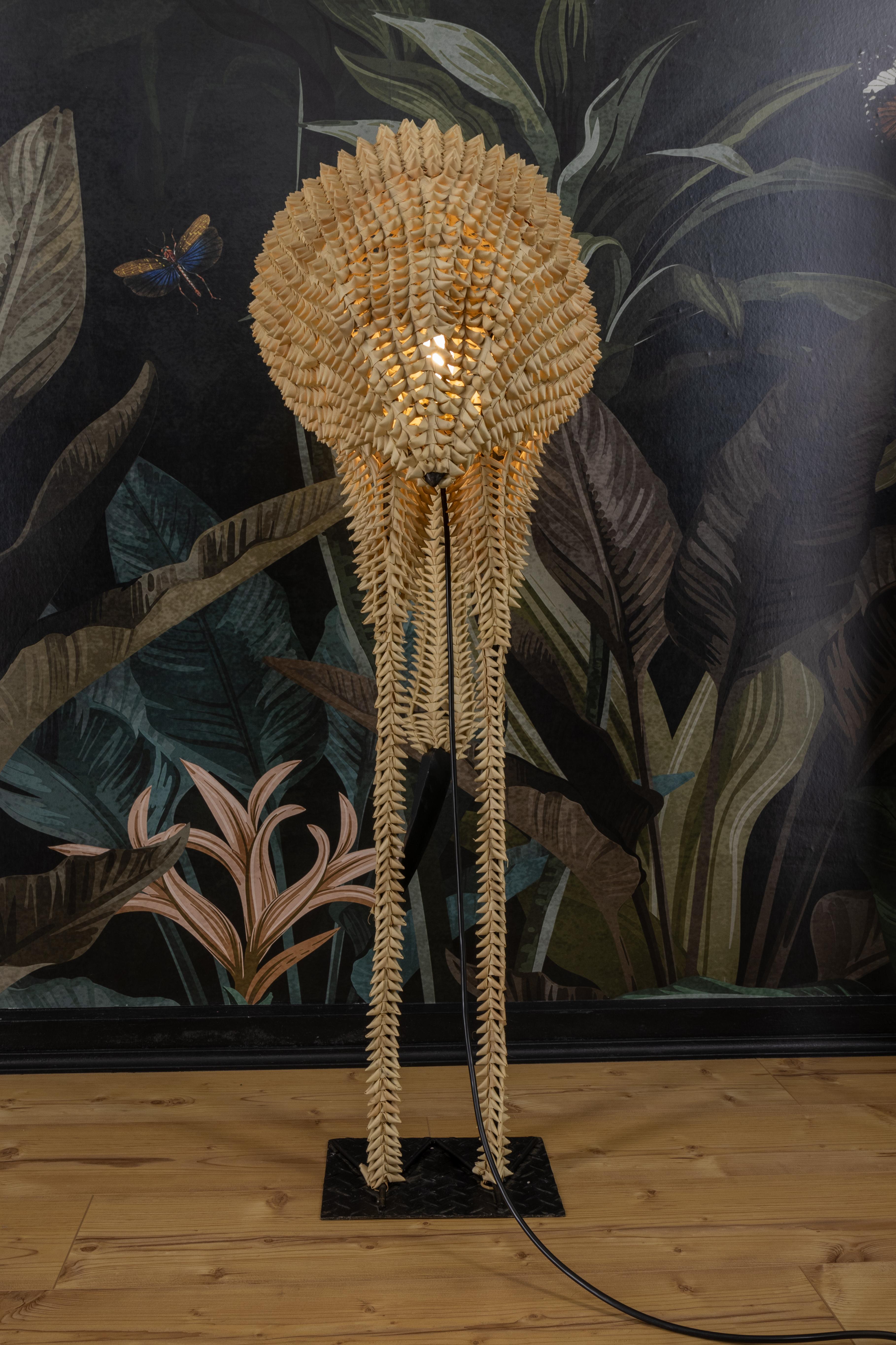 Lampada da terra a forma di uccello in rattan della metà del secolo scorso, 1960, europea In condizioni buone in vendita a Barntrup, DE