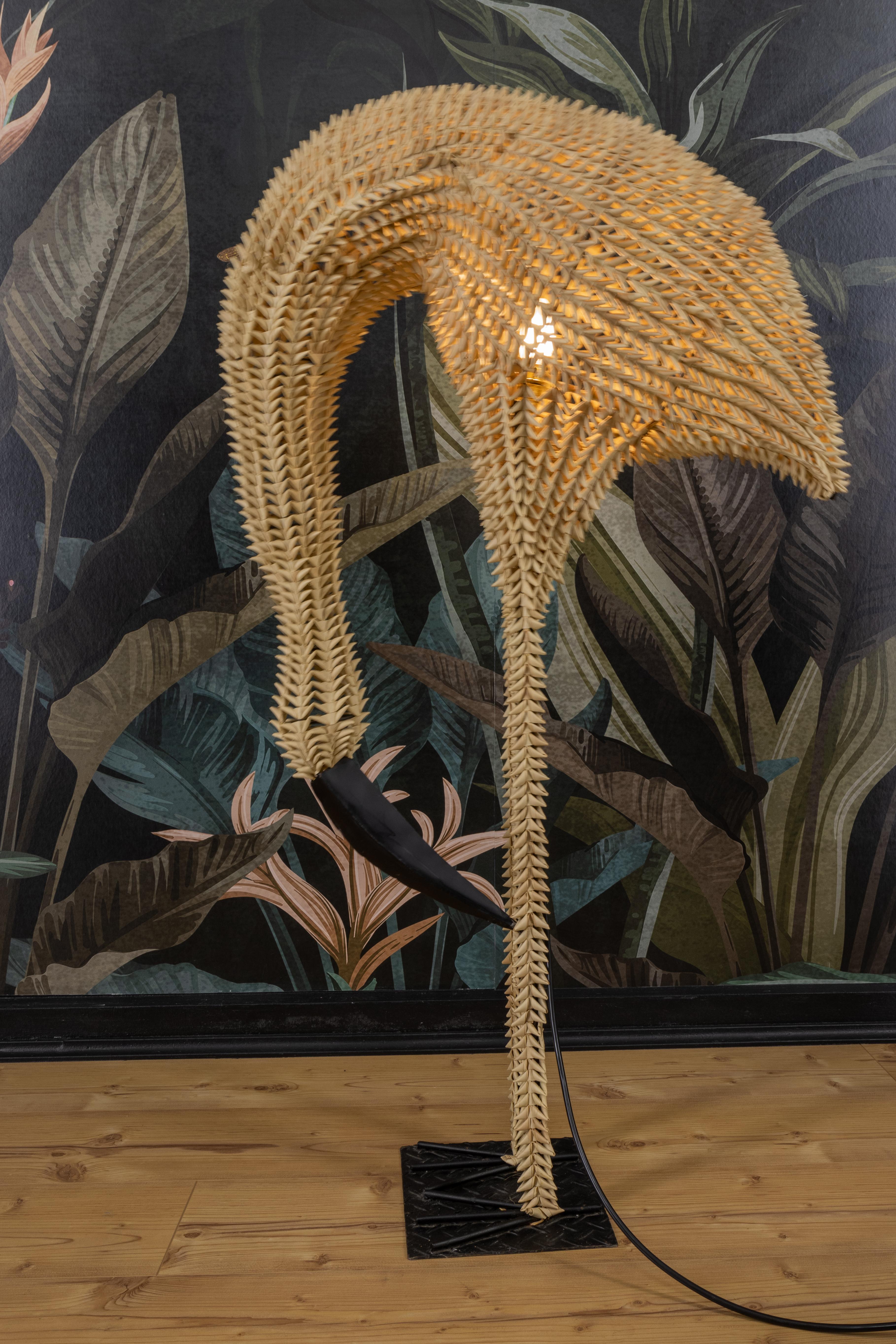 Metallo Lampada da terra a forma di uccello in rattan della metà del secolo scorso, 1960, europea in vendita