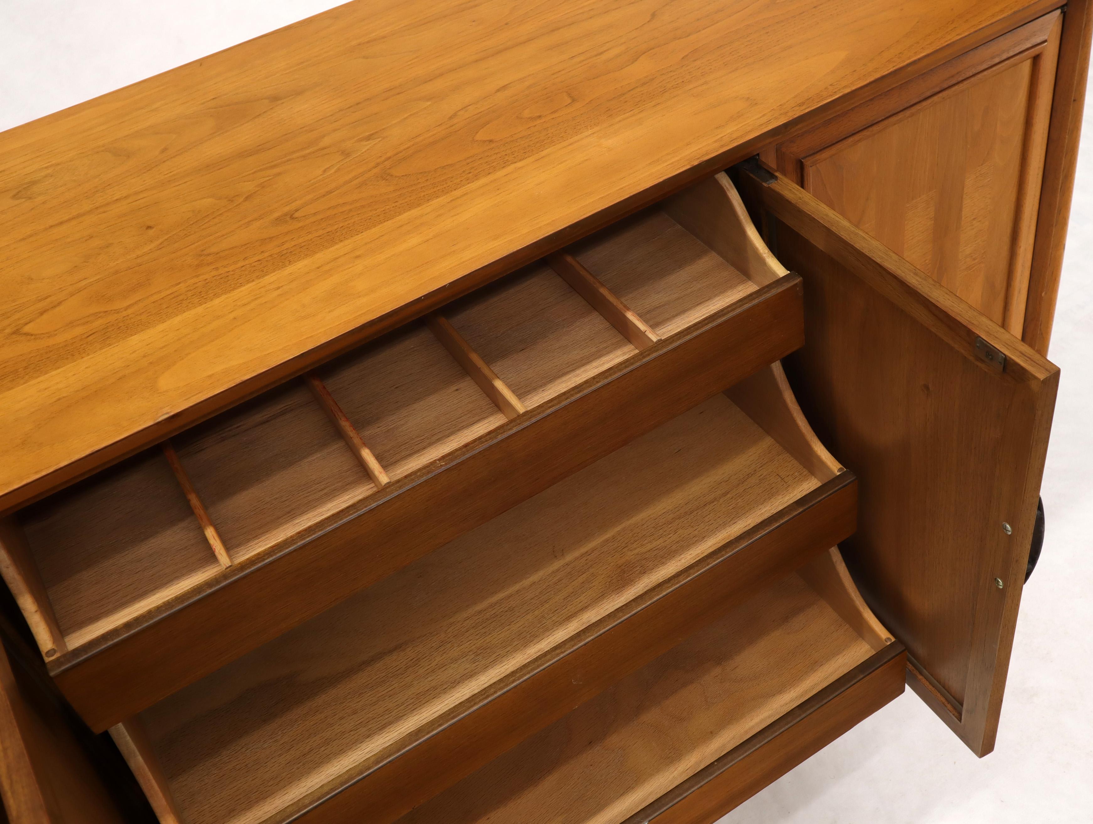 Mid-Century Modern Light American Walnut 4 Doors Credenza Dresser Cabinet For Sale 4