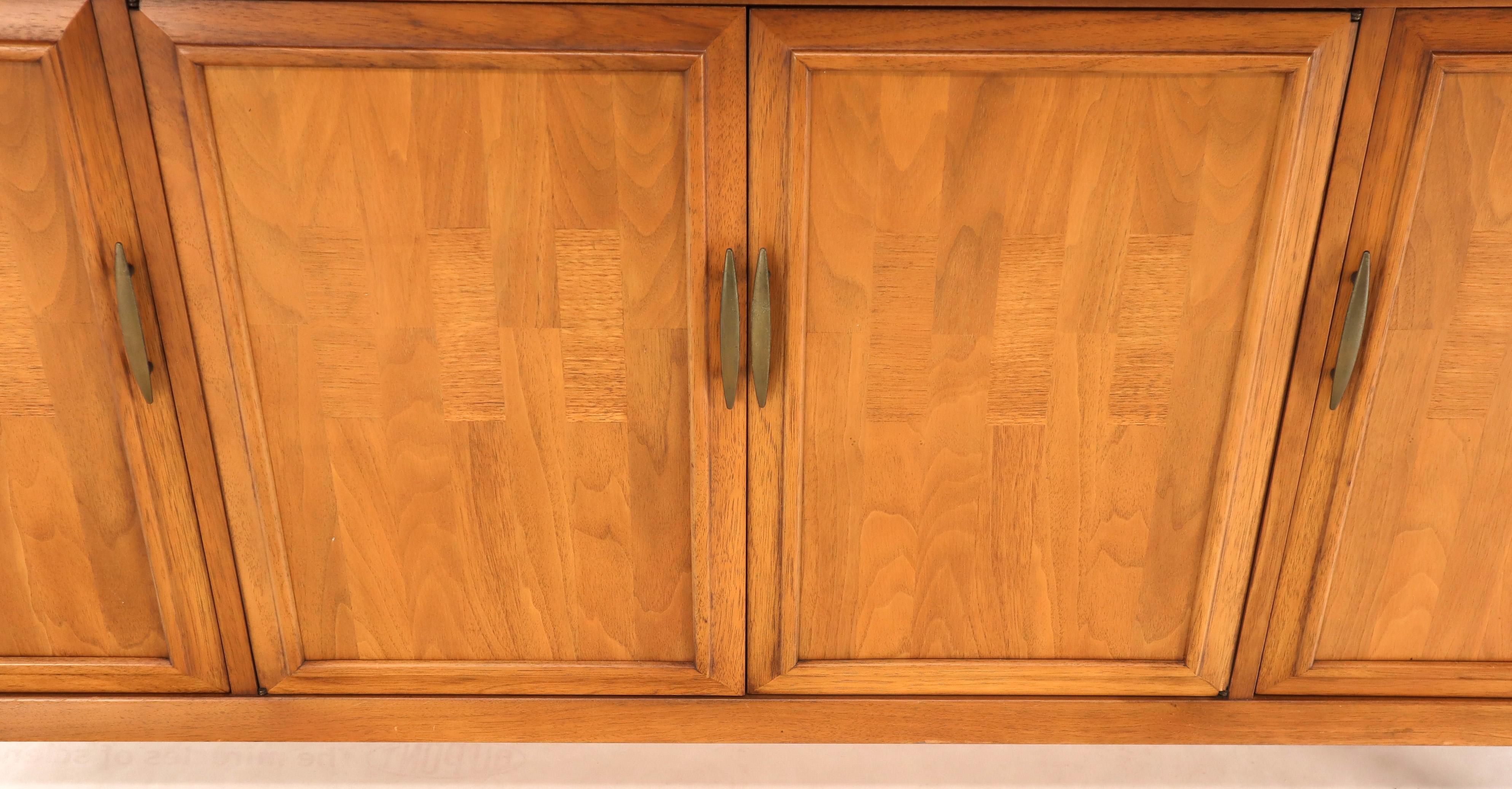 Mid-Century Modern Light American Walnut 4 Doors Credenza Dresser Cabinet For Sale 2