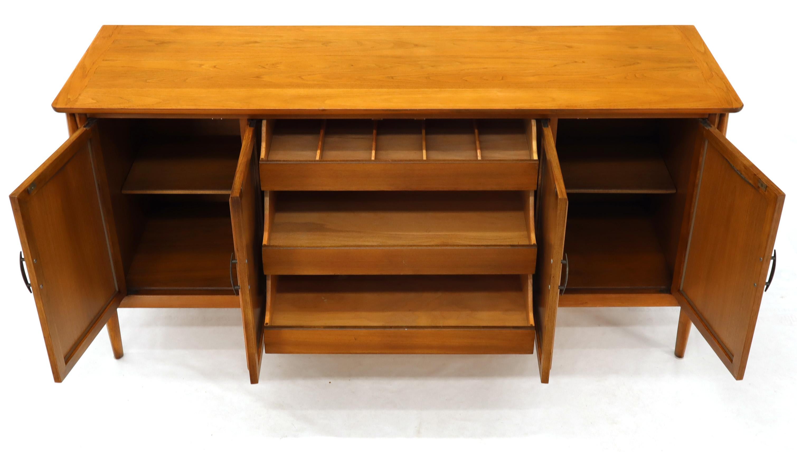 Mid-Century Modern Light American Walnut 4 Doors Credenza Dresser Cabinet For Sale 3