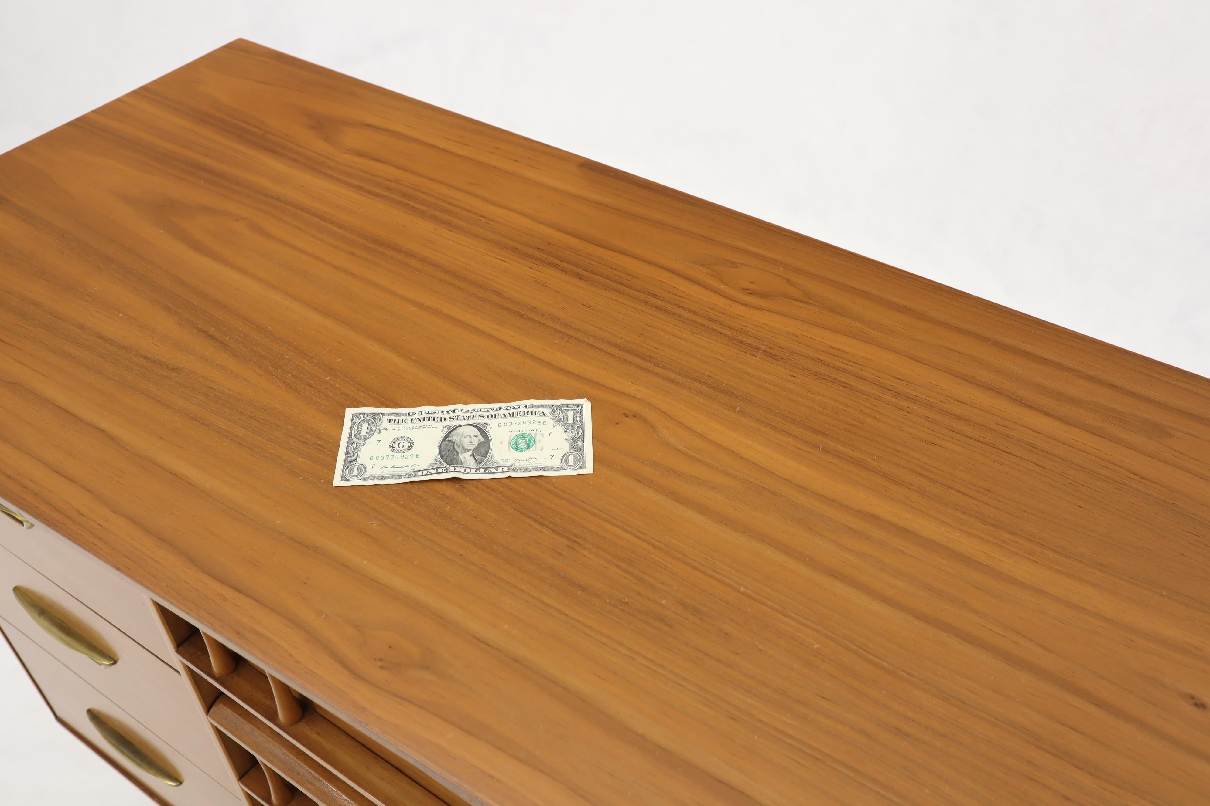 Mid-Century Modern Light American Walnut 9 Drawers Dresser For Sale 3