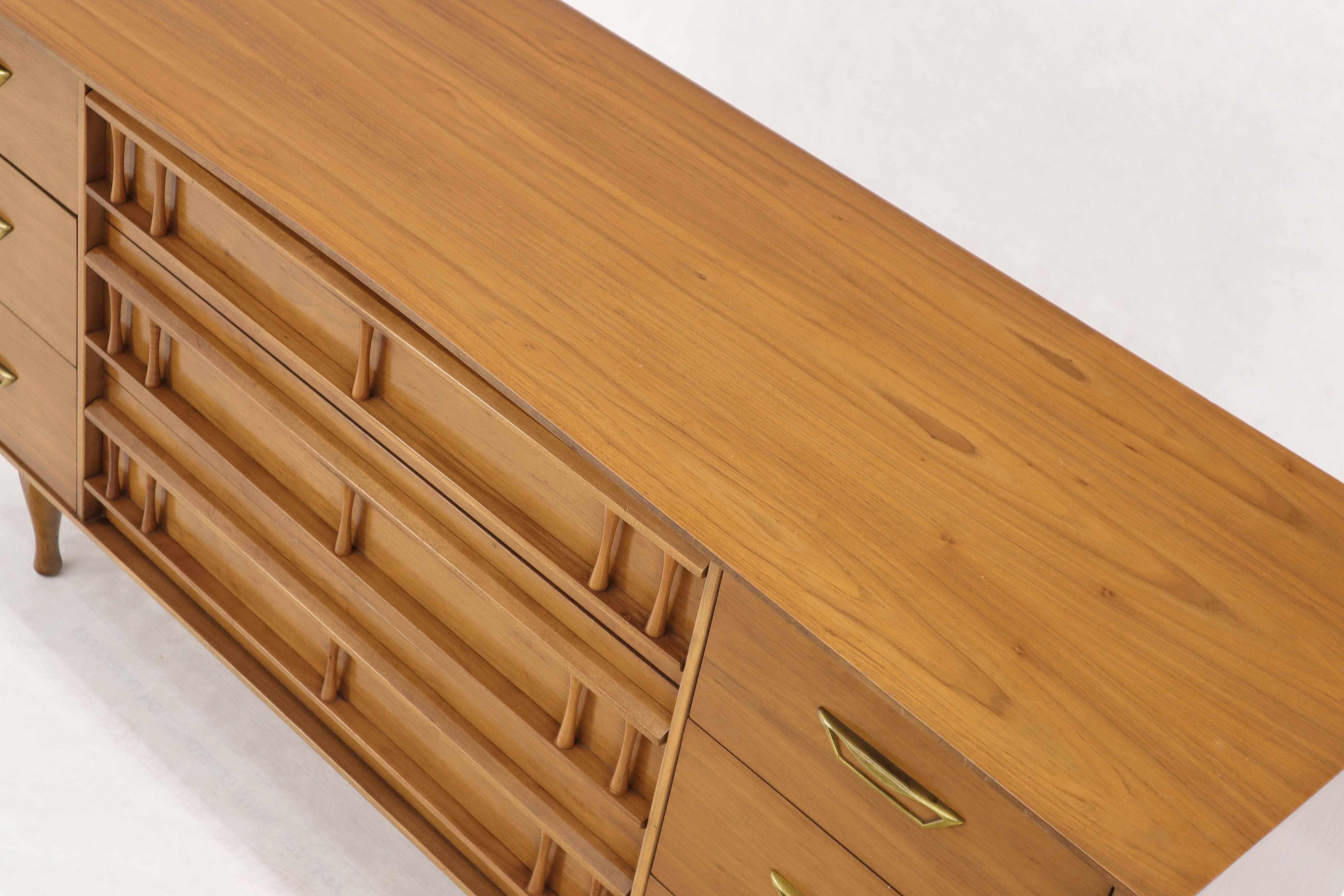 Lacquered Mid-Century Modern Light American Walnut 9 Drawers Dresser For Sale