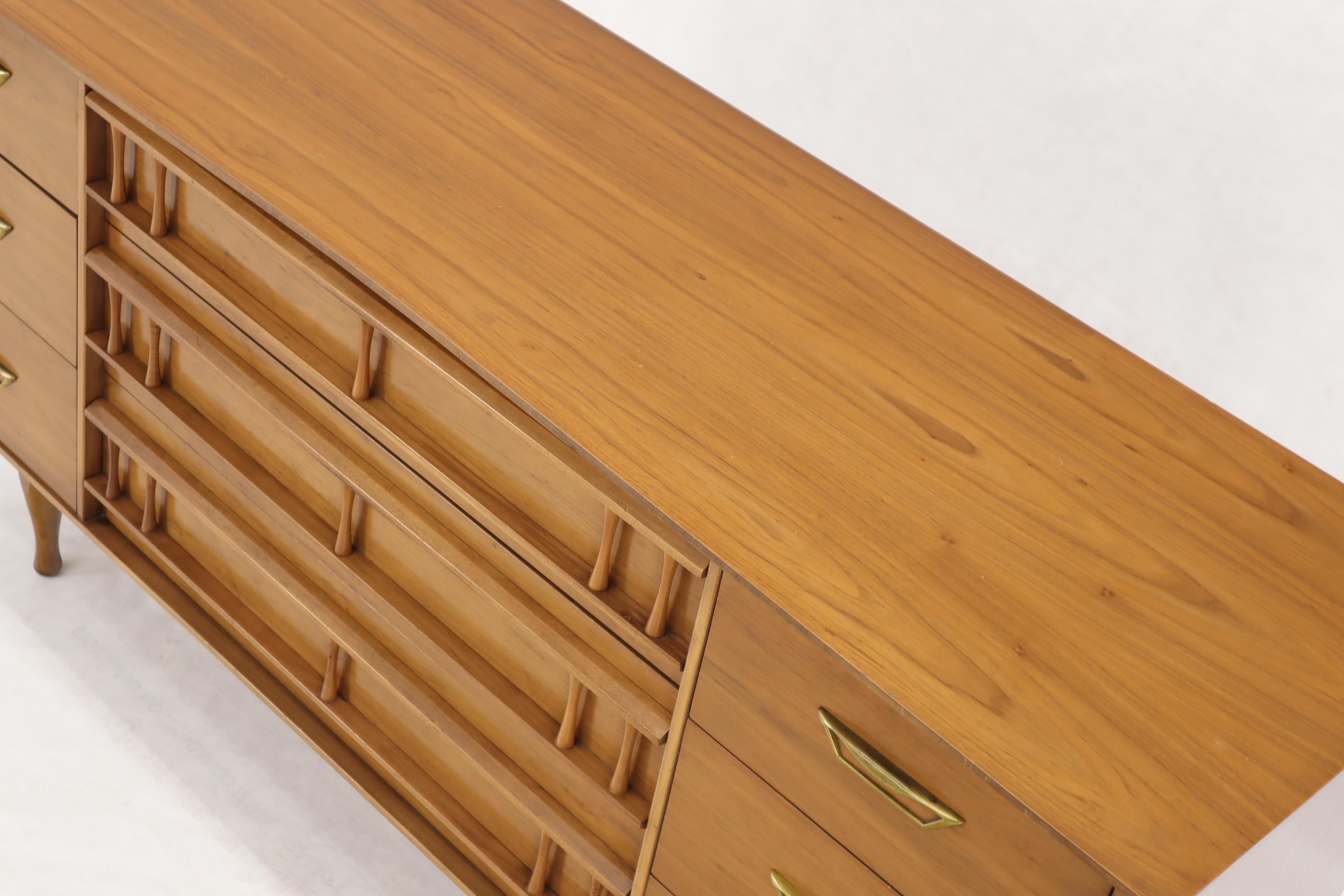 Laqué Commode à 9 tiroirs en noyer américain léger, moderne du milieu du siècle dernier en vente