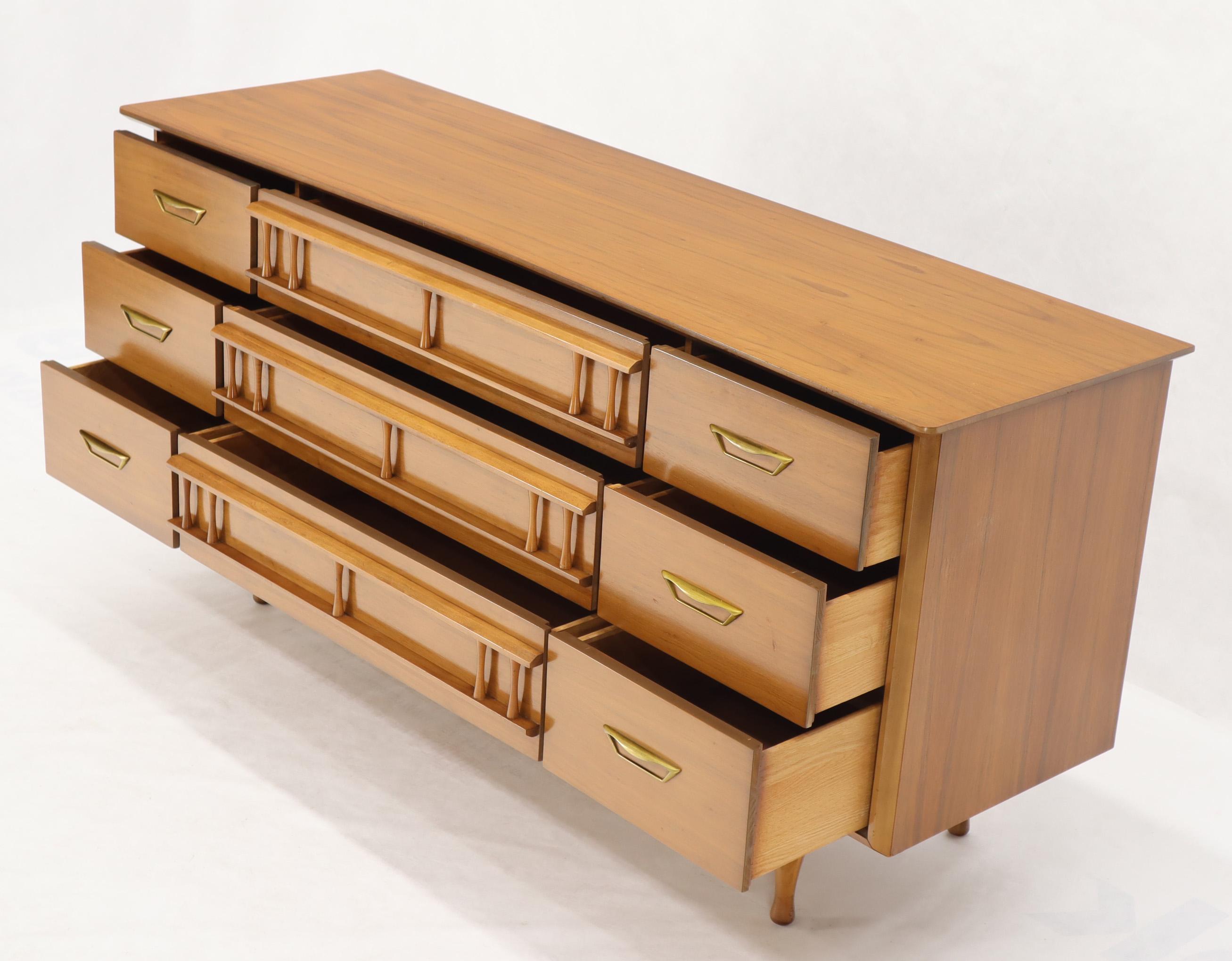 Mid-Century Modern Light American Walnut 9 Drawers Dresser In Good Condition For Sale In Rockaway, NJ