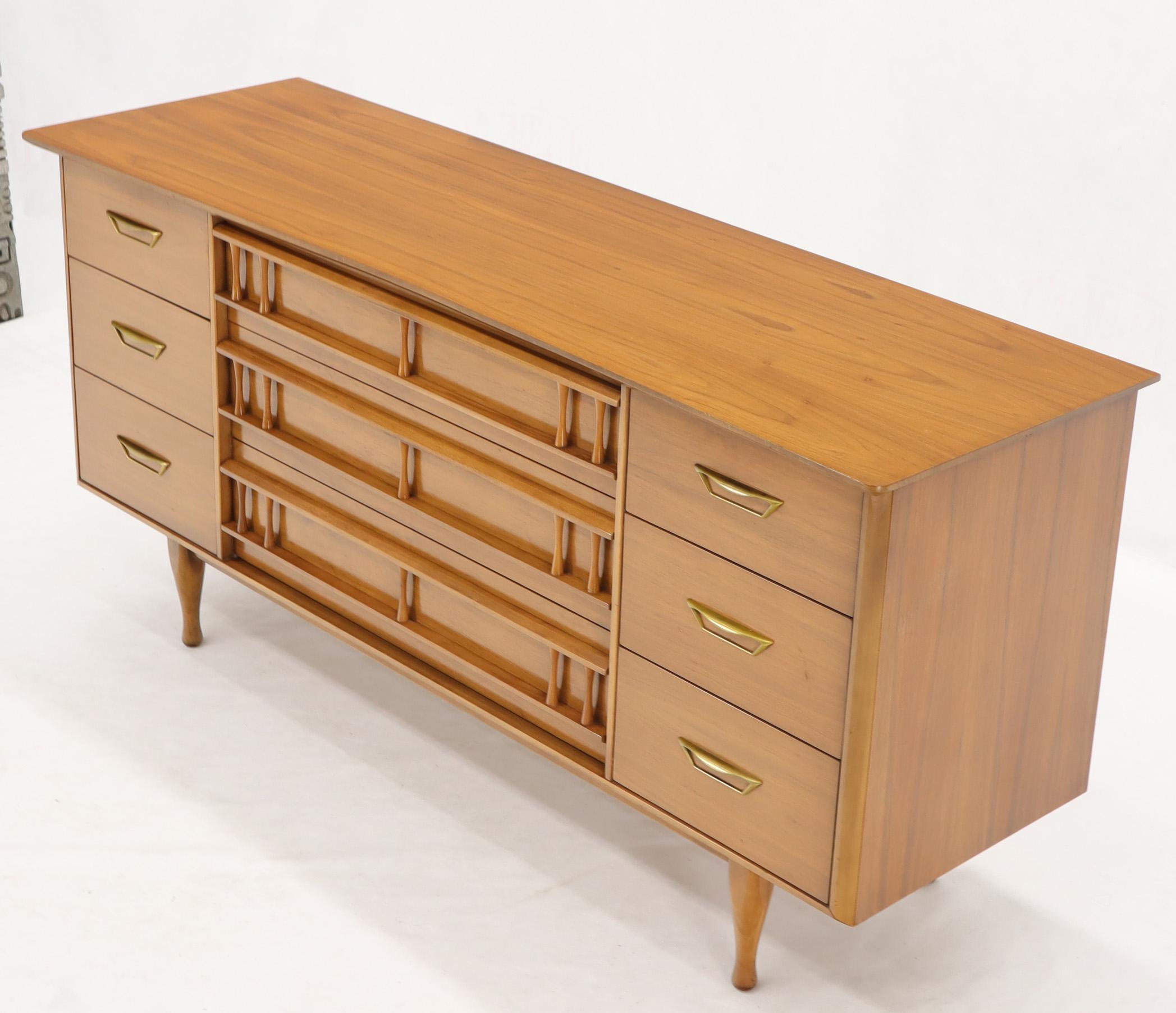 Mid-Century Modern Light American Walnut 9 Drawers Dresser For Sale 1
