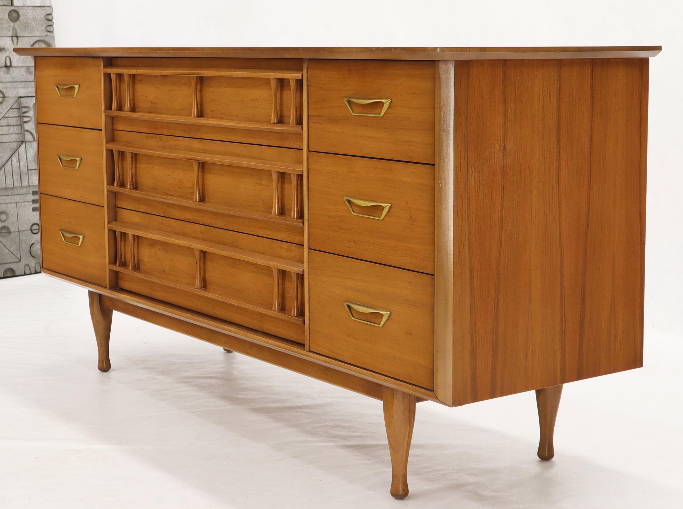 Mid-Century Modern Light American Walnut 9 Drawers Dresser For Sale 2
