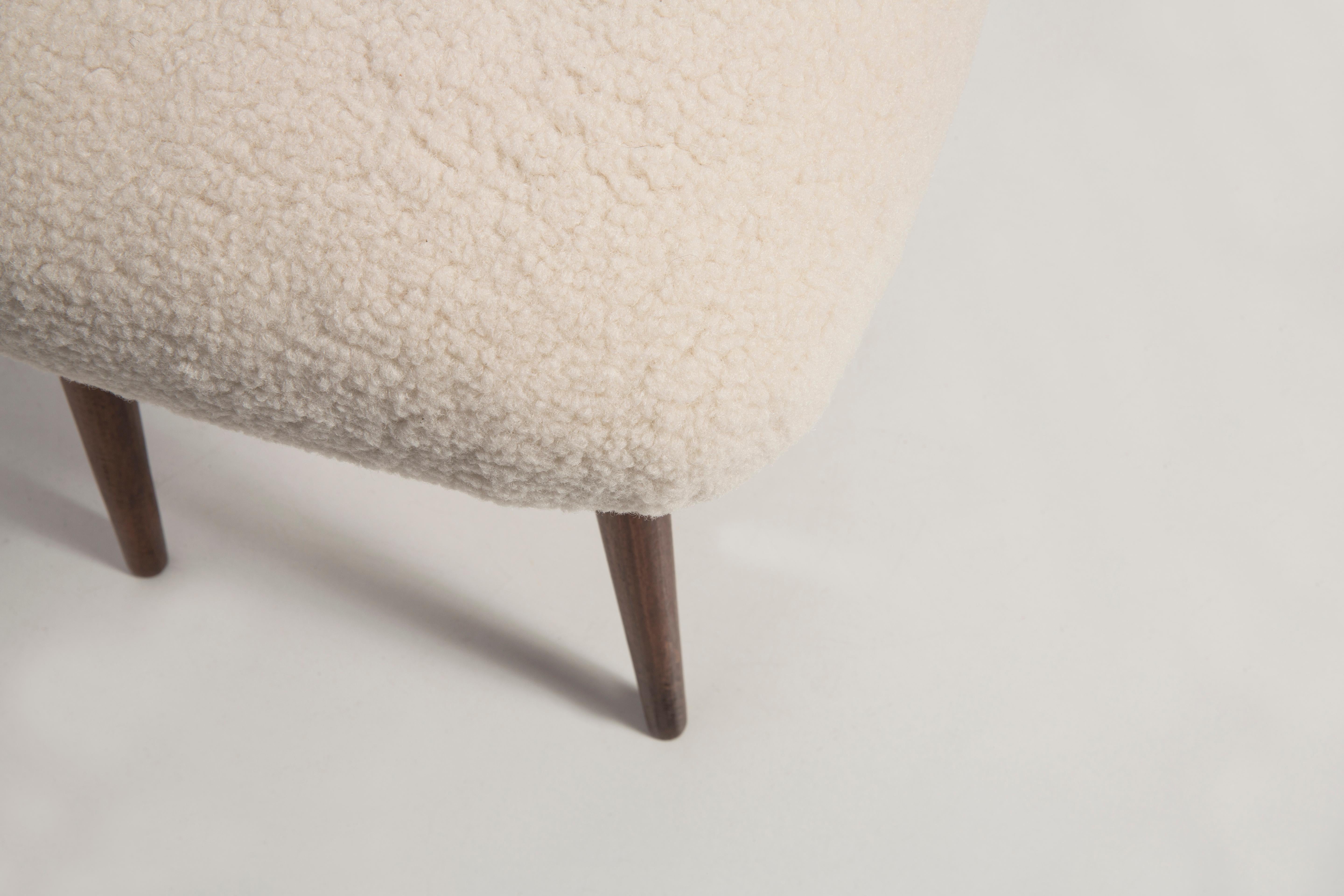 Mid-Century Modern Light Beige Boucle Stool, Europe, 1960s In Excellent Condition For Sale In 05-080 Hornowek, PL