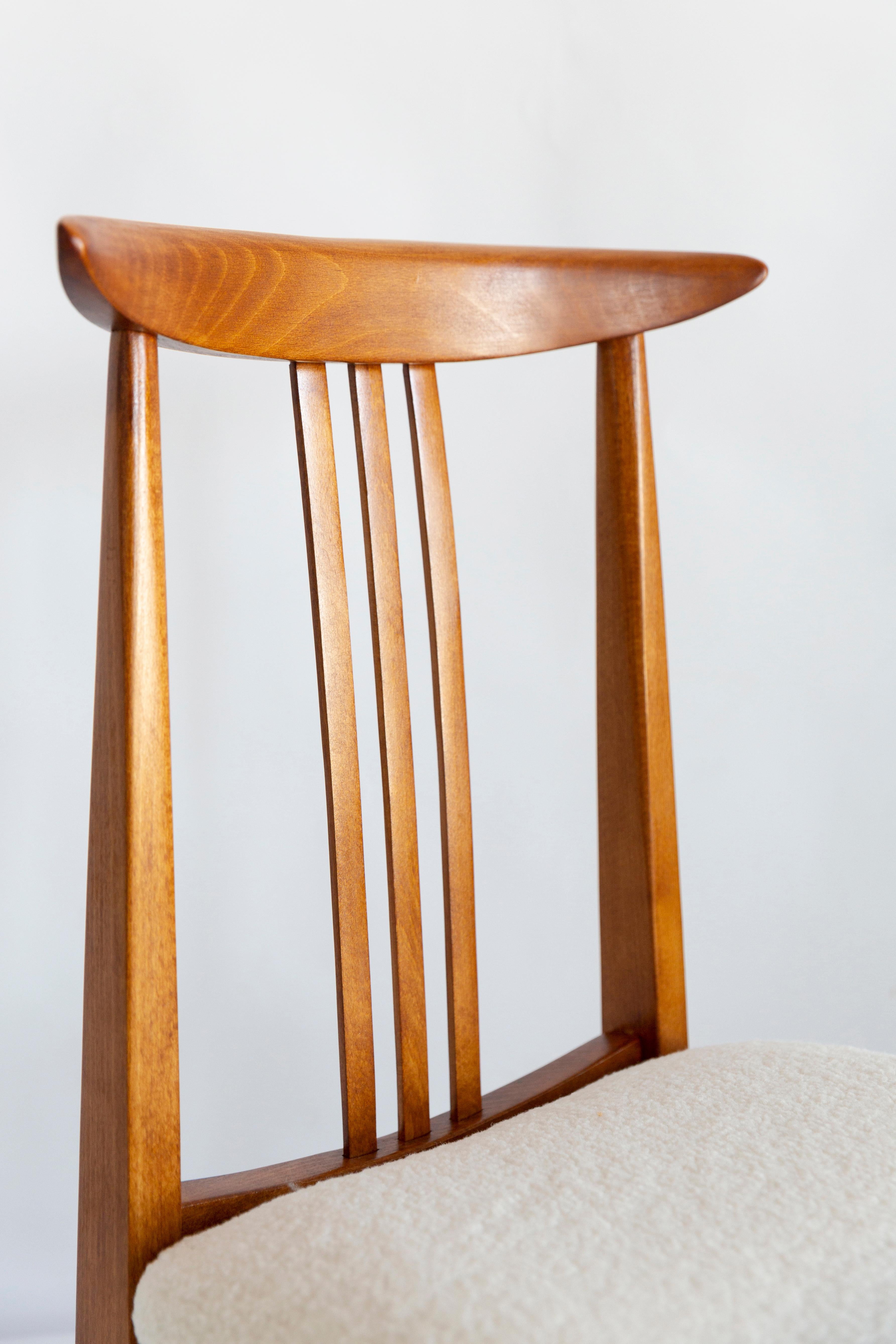 Mid-Century Modern Light Boucle-Stuhl, entworfen von M. Zielinski, Europa, 1960er Jahre (Polnisch) im Angebot