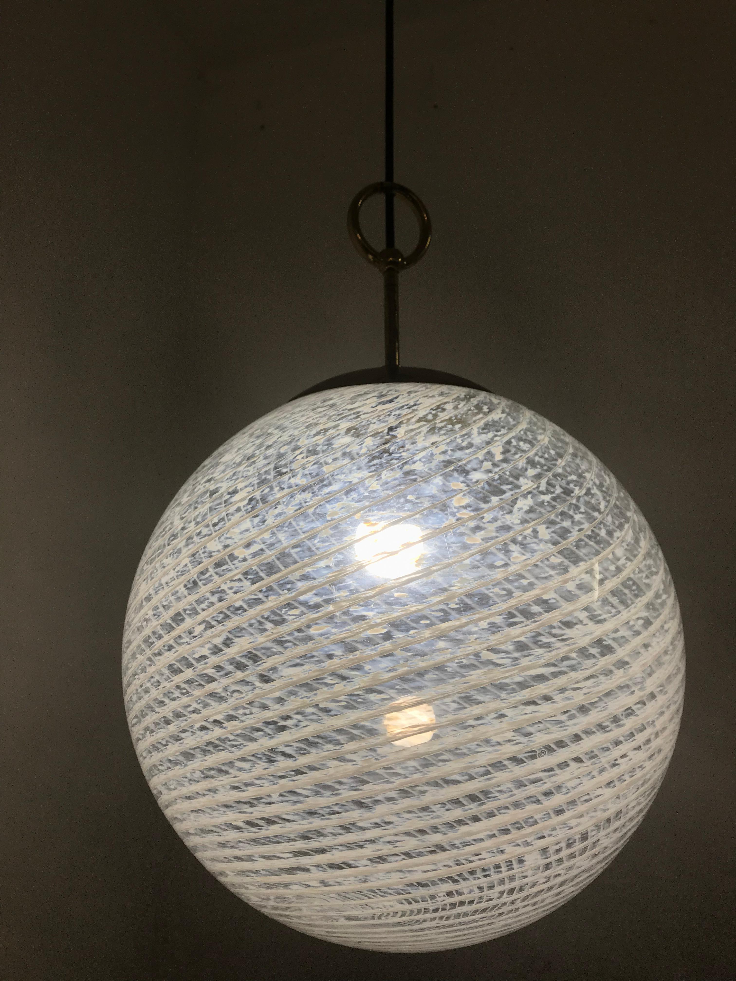 Beautiful Mid-Century Modern sphere shaped chandelier, lantern or pendant light, in white striped and marbled hand blown Murano glass, attributed to Venini, circa 1970s.

Measures: Diameter is 36 cm.

 