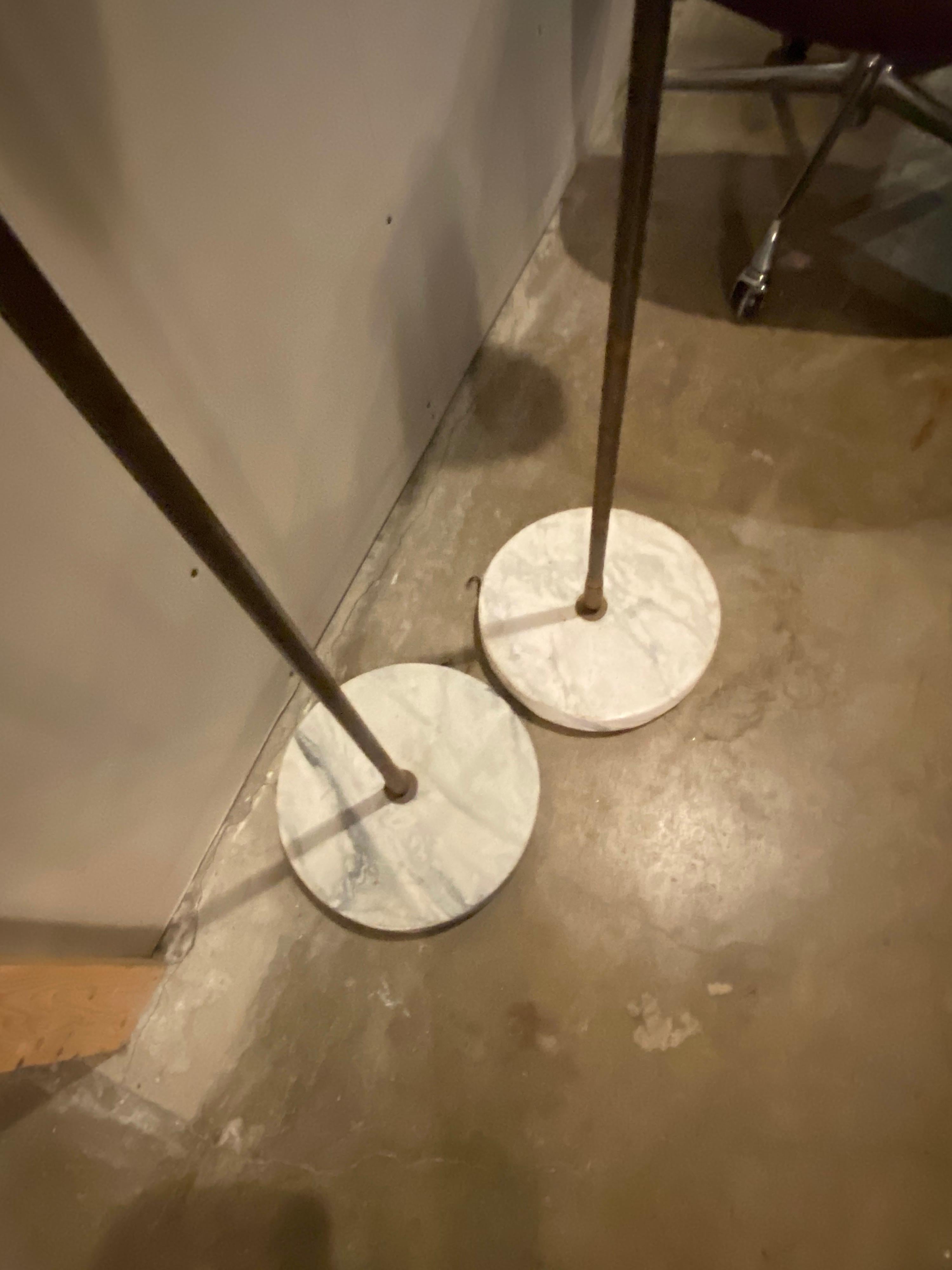 Italiano Illuminazione moderna di metà secolo / Lampade da terra di Giuseppe Ostuni per Oluce in vendita
