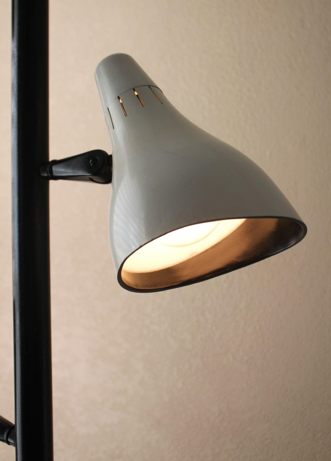 Mid Century Modern Lightolier 3 Shade Tension Pole Lamp Gerald Thurston 1950s In Good Condition For Sale In Peoria, AZ