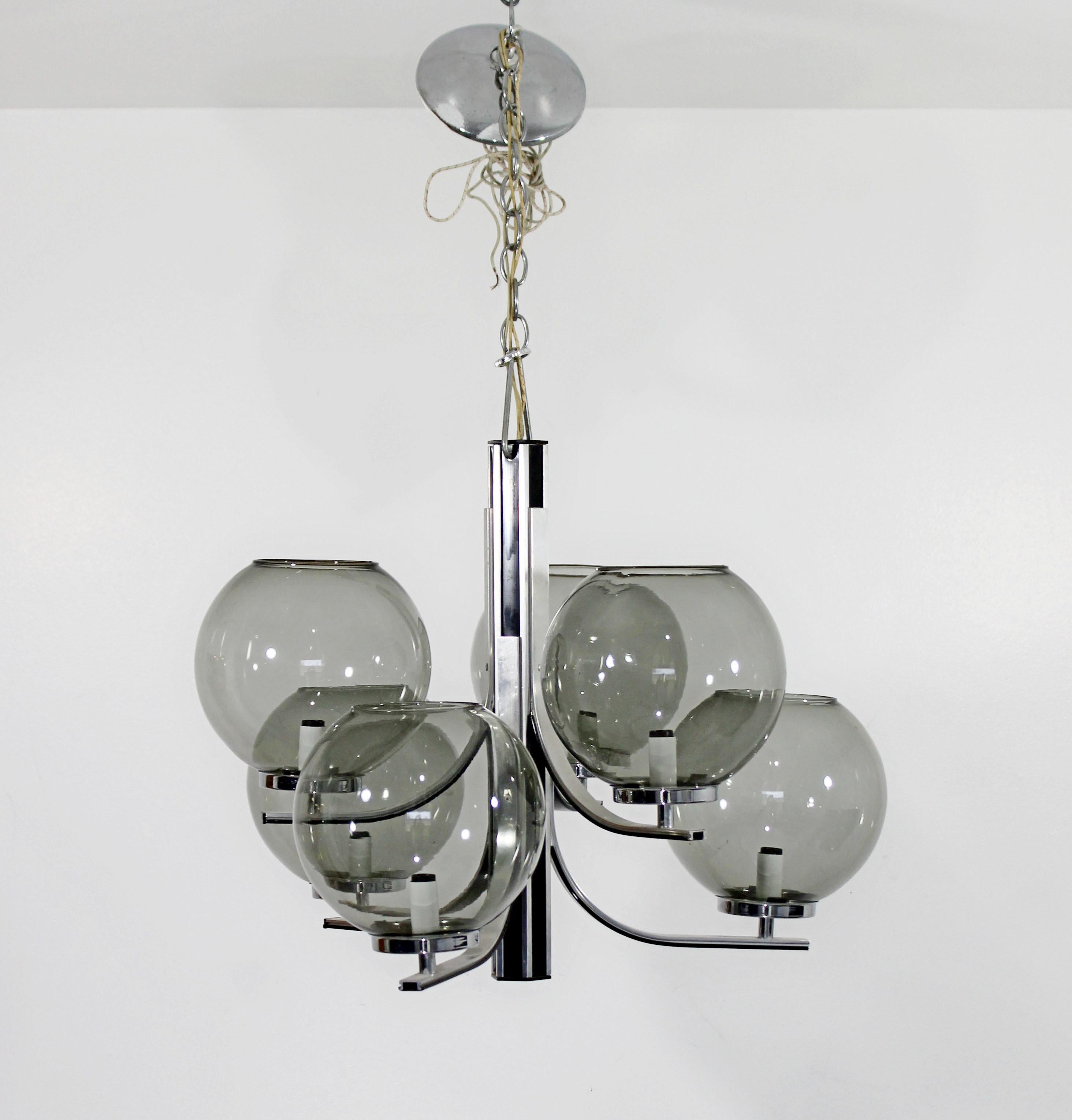 For your consideration is a fantastic, chrome chandelier, with six smoked glass globes by Lightolier, circa 1970s. In very good condition. The dimensions are 20