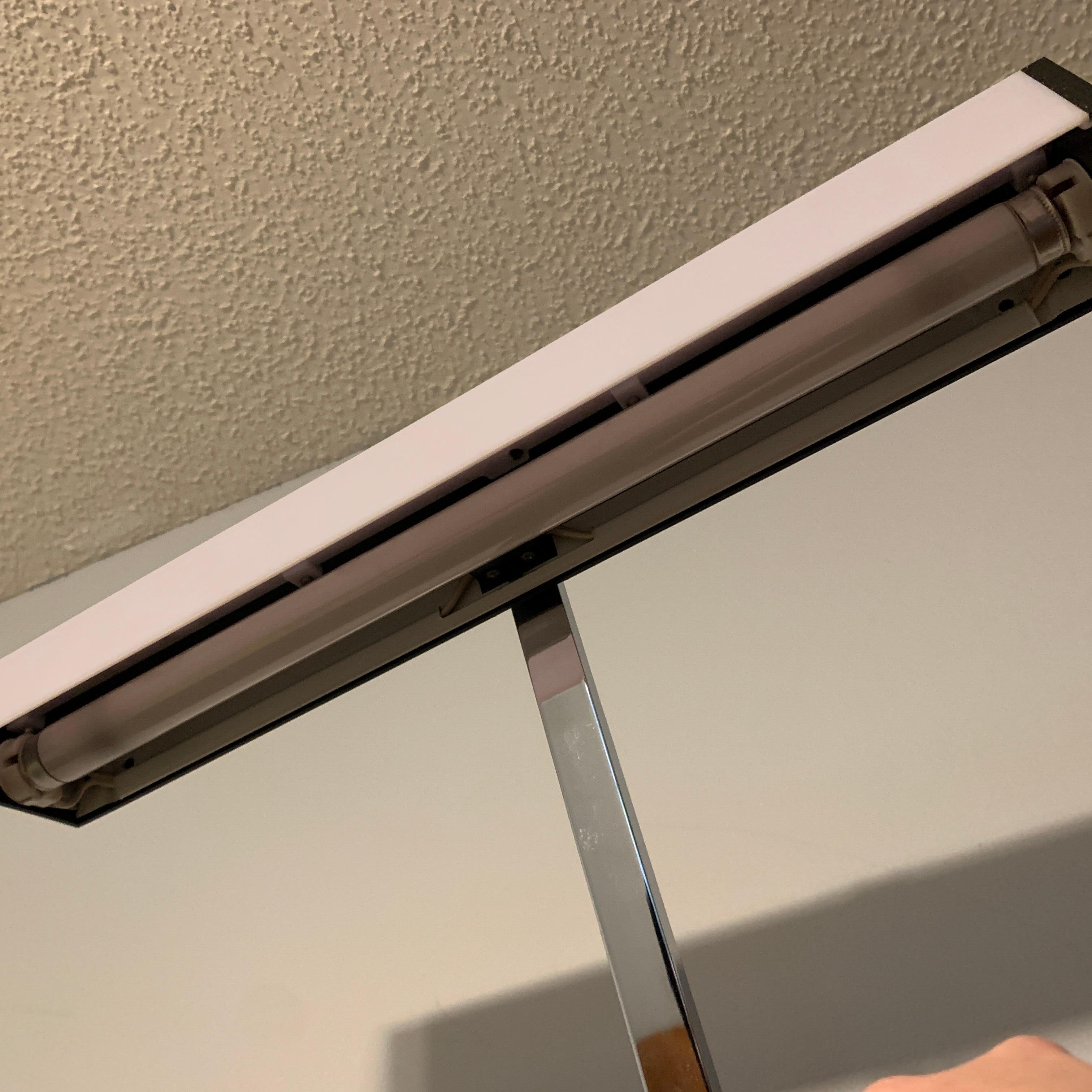 Mid Century Modern Lightolier Articulating Desk Lamp In Good Condition In Cordova, SC