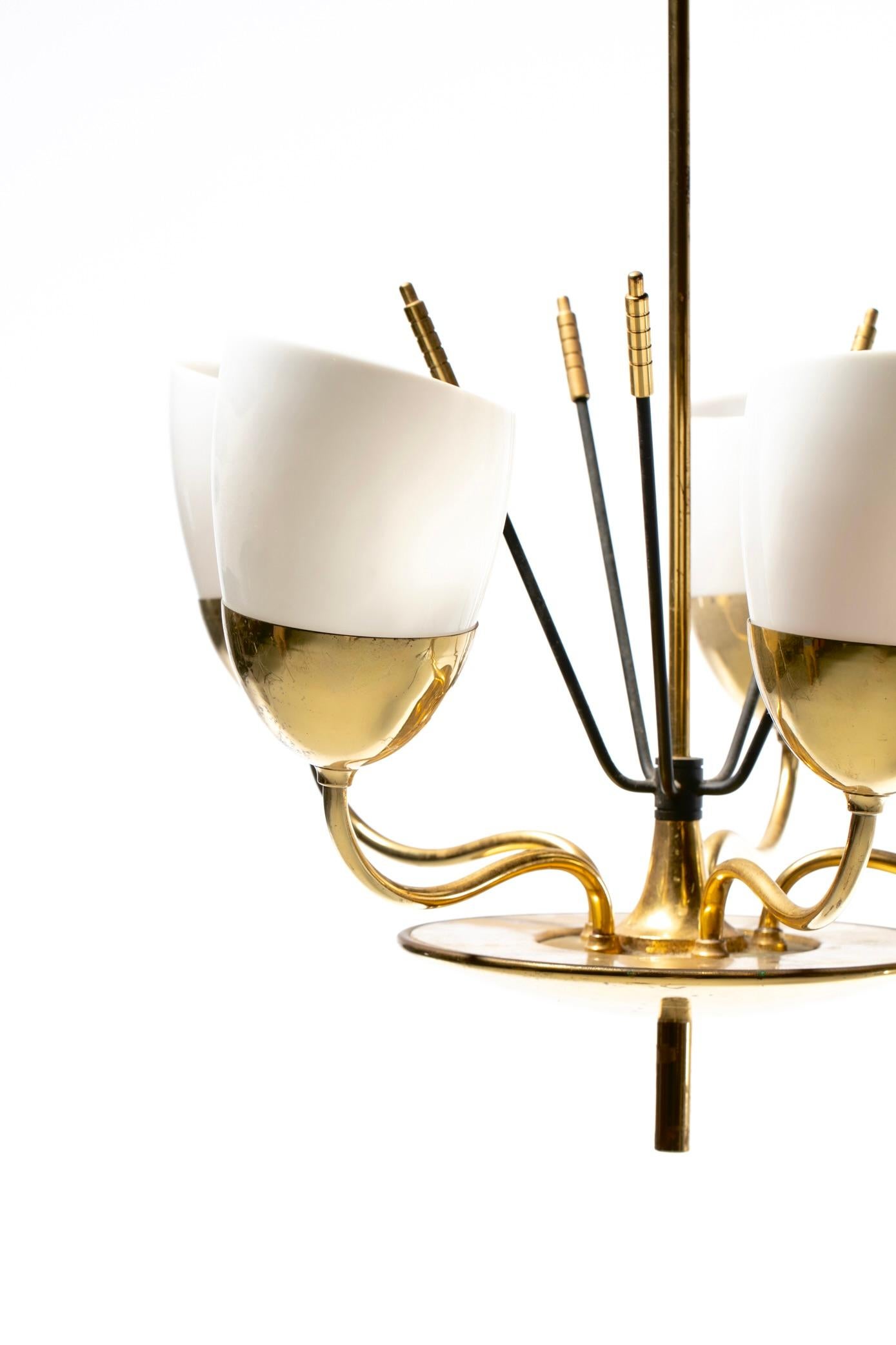 Laiton Lightolier moderne du milieu du siècle Chandelier dans le style de Paavo Tynell c. 1950s en vente