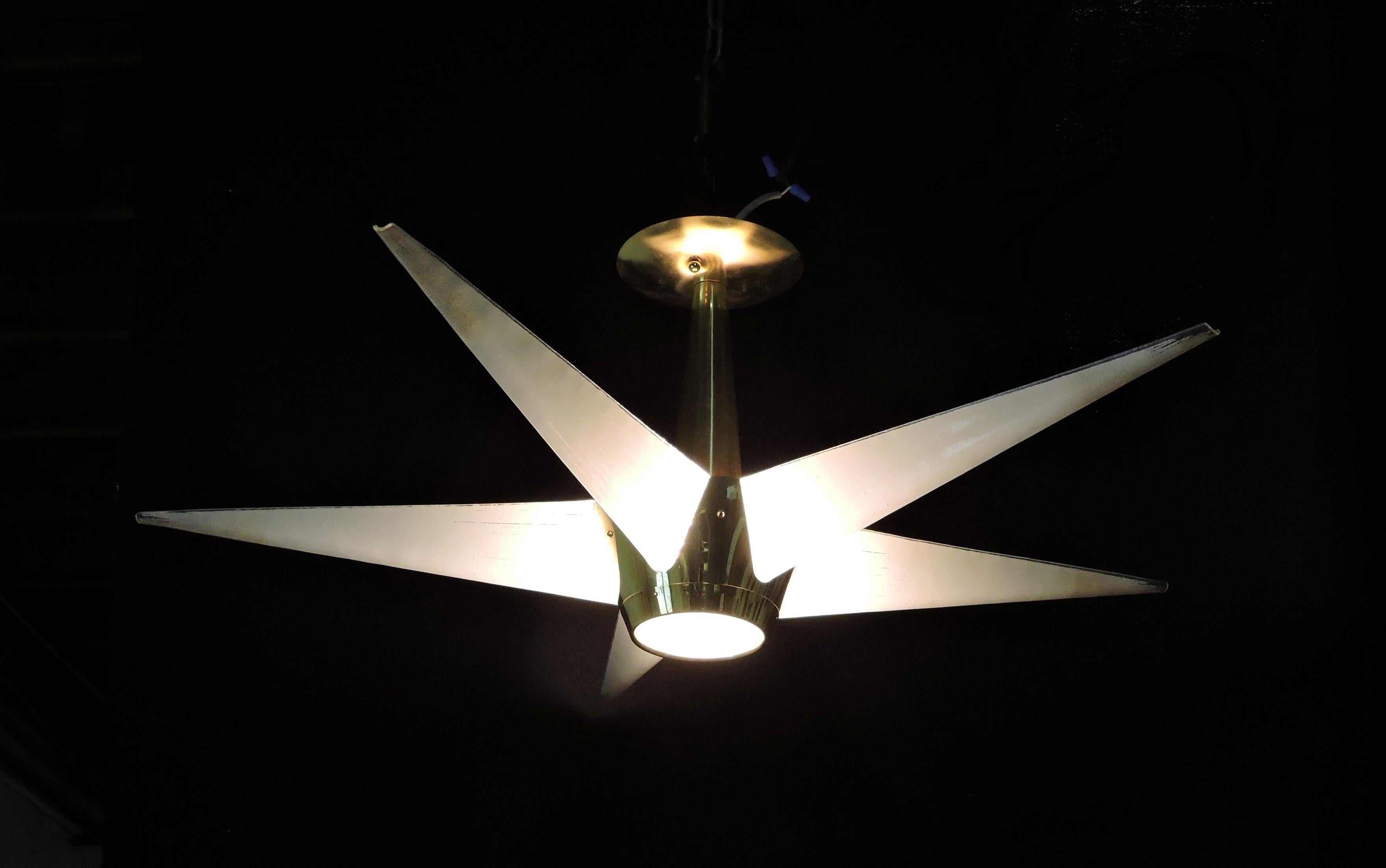 Mid Century Modern Lightolier Claremont Starburst Star Chandelier Light In Good Condition For Sale In Chesterfield, NJ