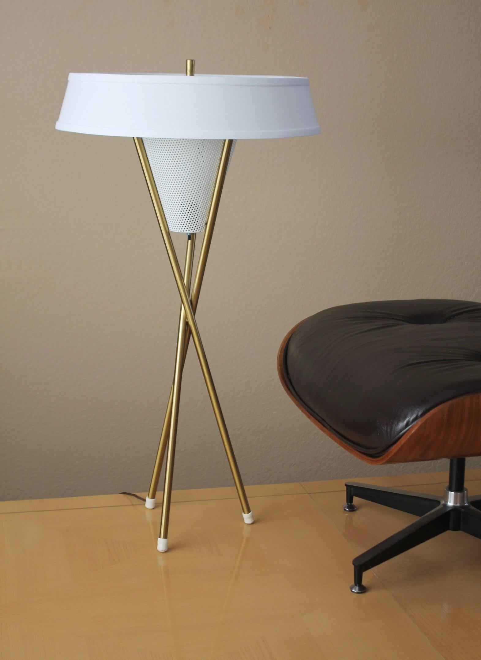 Lampadaire tripode Lightolier moderne du milieu du siècle dernier, d'après Gerald Thurston MCM en vente 3